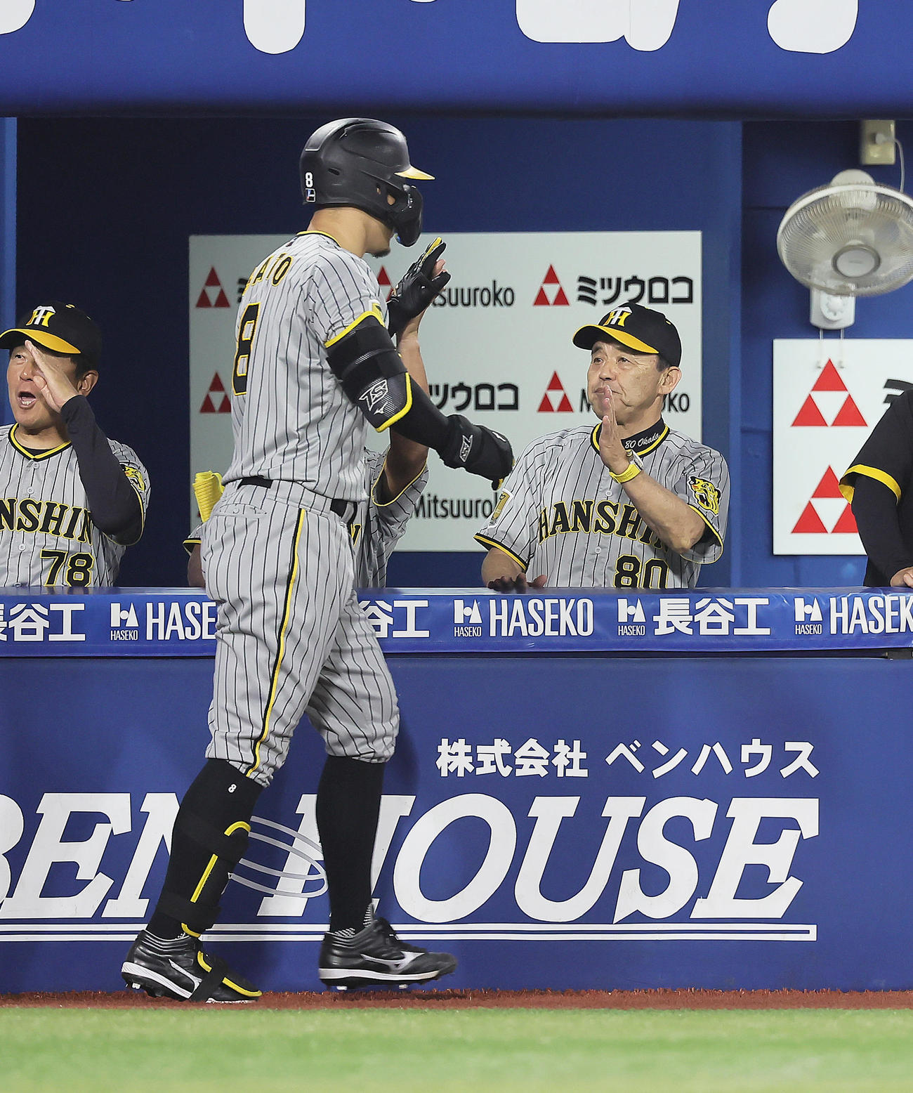 DeNA対阪神　5回表阪神1死一、二塁、佐藤輝（左）は3点本塁打を放ち岡田監督にタッチで迎えられる（撮影・足立雅史）