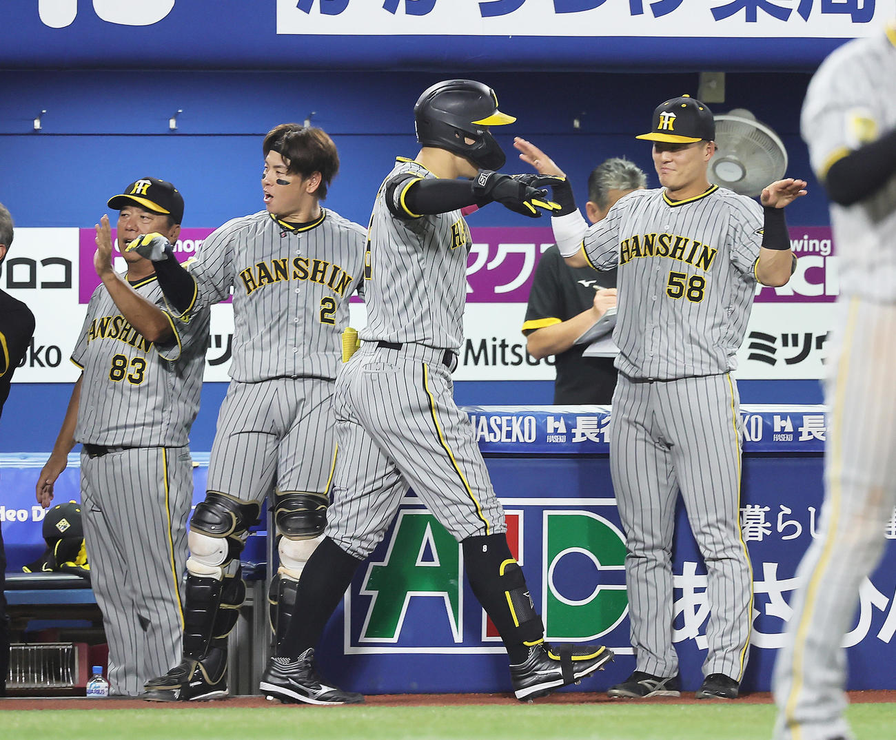 DeNA対阪神　5回表阪神1死一、二塁、3点本塁打を放った佐藤輝（右から2人目）を「カモメポーズ」で迎える前川（右端）（撮影・足立雅史）