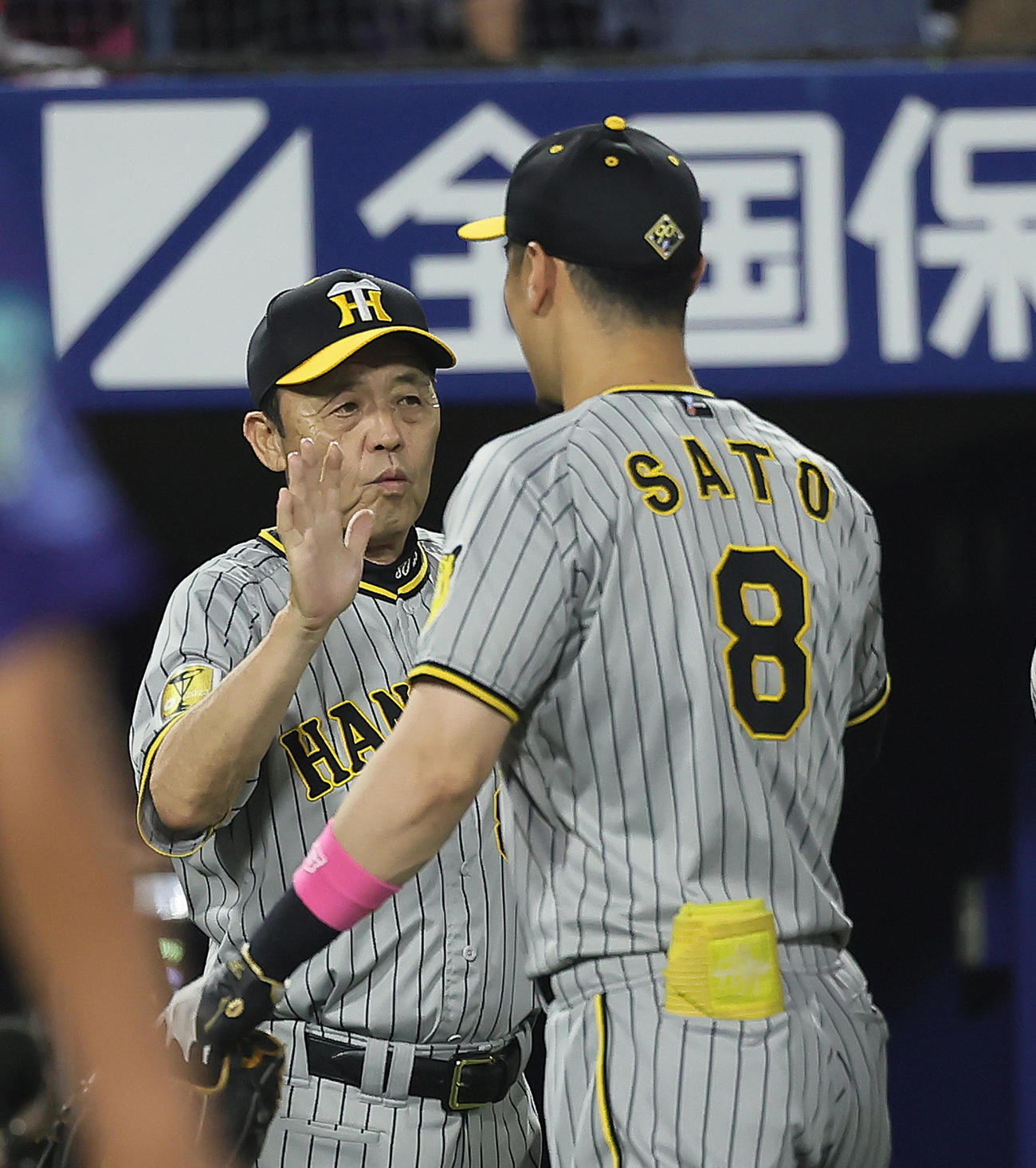 DeNA対阪神　DeNAに快勝し、タッチを交わす阪神岡田監督（左）と佐藤輝（撮影・足立雅史）
