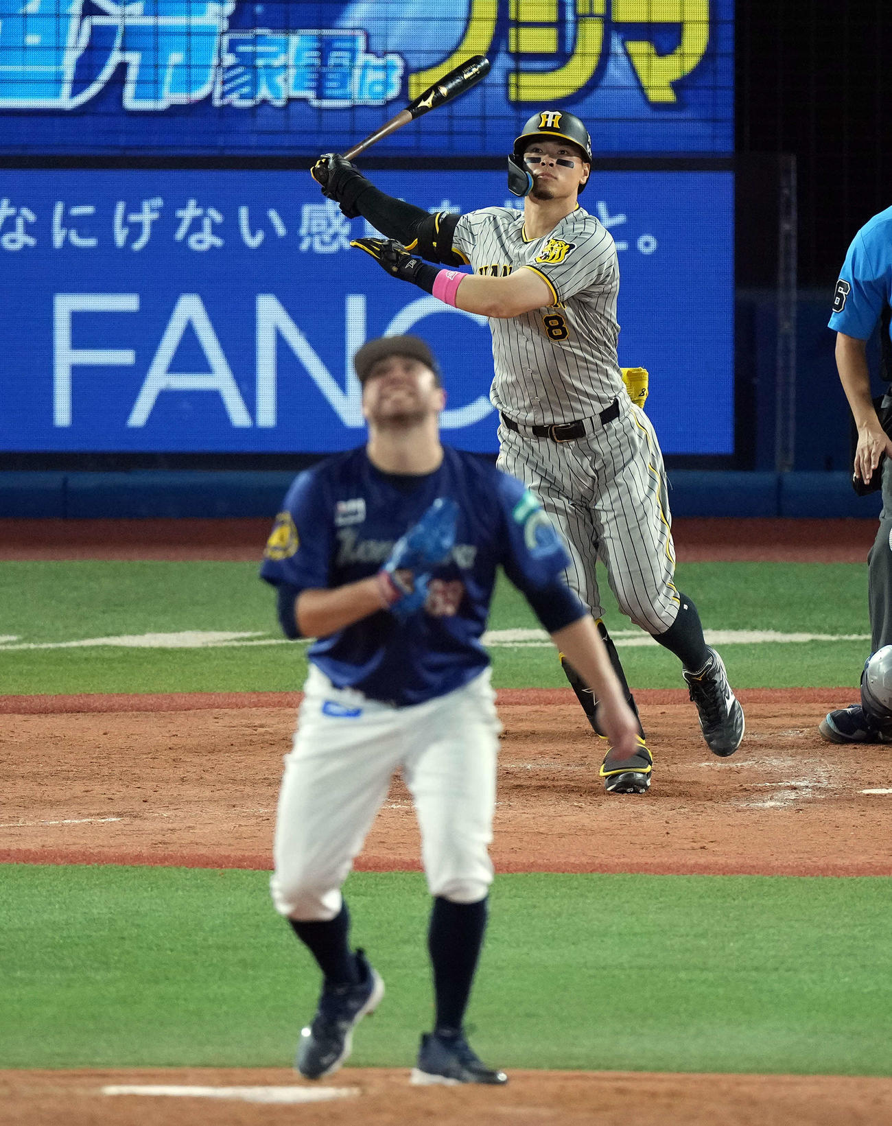 DeNA対阪神　5回表阪神1死一、二塁、中越えに3点本塁打を放った佐藤輝。投手ケイ（撮影・たえ見朱実）