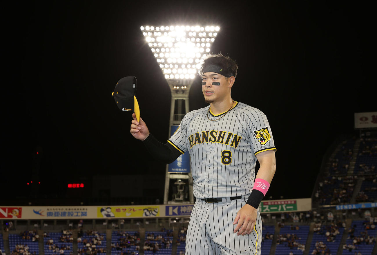 DeNA対阪神　DeNAに勝利し、スタンドのファンの声援に応える阪神佐藤輝（撮影・前田充）
