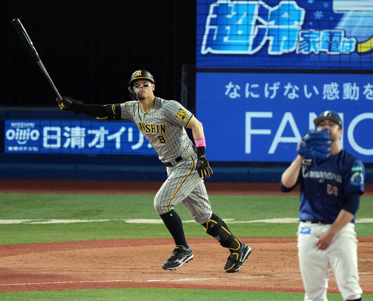 DeNA対阪神　5回表阪神1死一、二塁、中越えに3点本塁打を放った佐藤輝。投手ケイ（撮影・たえ見朱実）