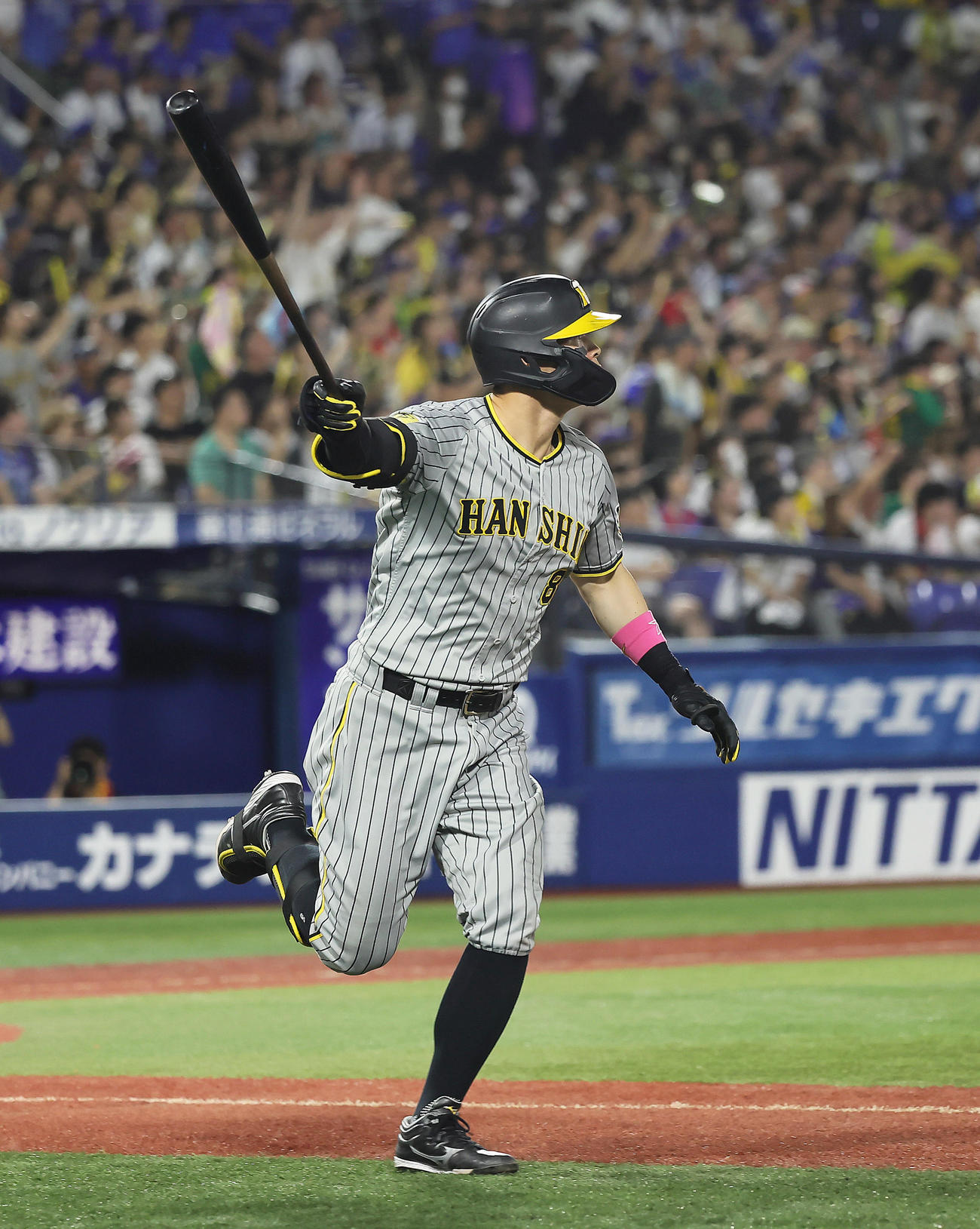 DeNA対阪神　5回表阪神1死一、二塁、佐藤輝は3点本塁打を放つ（撮影・足立雅史）