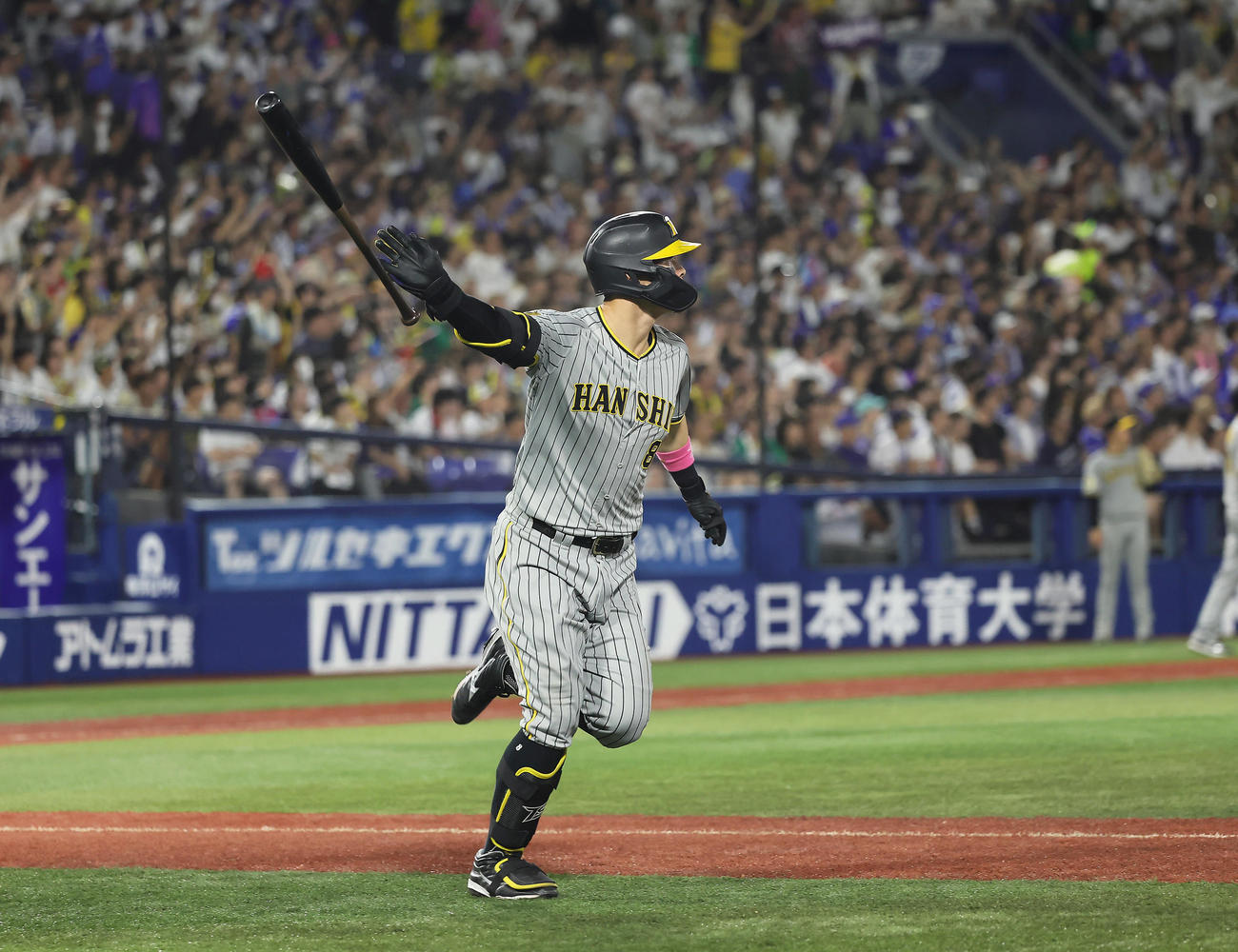 DeNA対阪神　5回表阪神1死一、二塁、佐藤輝は3点本塁打を放つ（撮影・足立雅史）