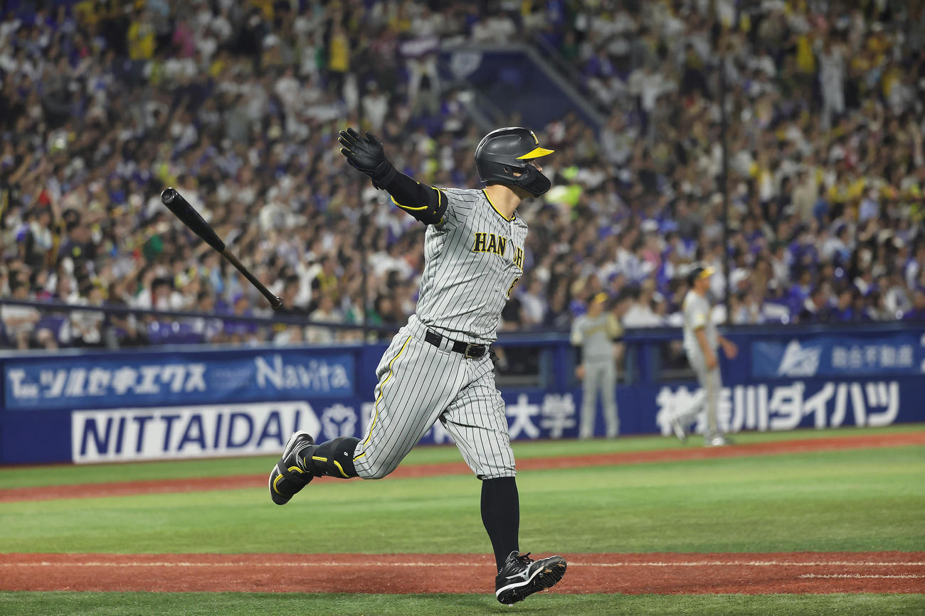 DeNA対阪神　5回表阪神1死一、二塁、佐藤輝は3点本塁打を放つ（撮影・足立雅史）