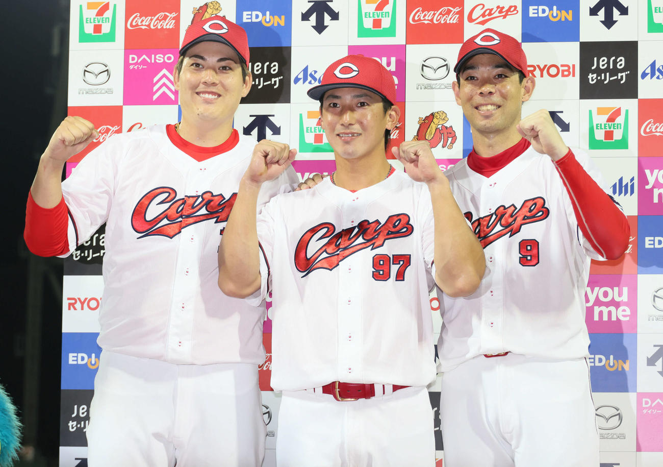 広島対中日　お立ち台でポーズを決める左から九里、中村貴、秋山（撮影・加藤孝規）