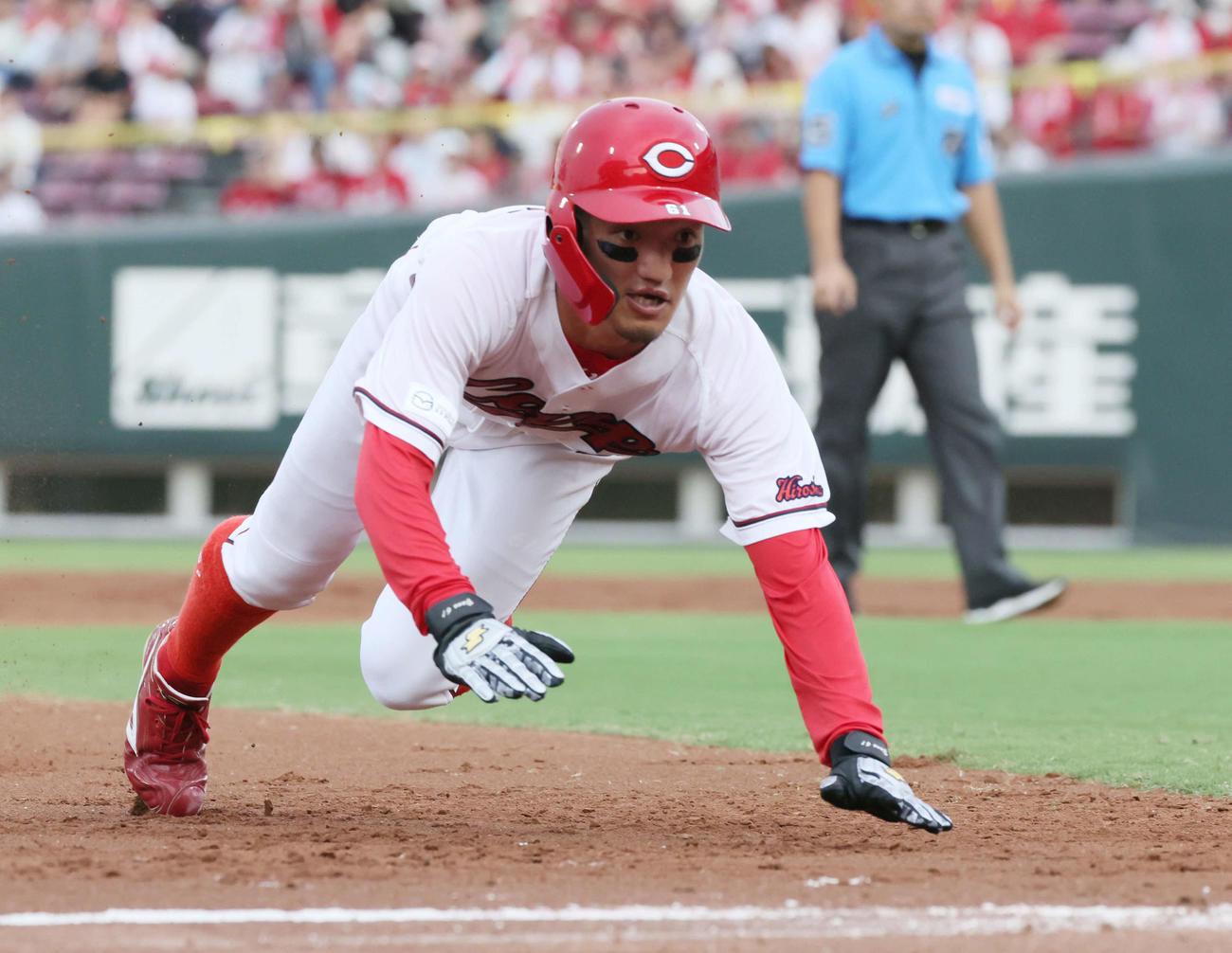 広島対中日　1回裏広島1死二塁、打者二俣の時、矢野は三盗を決める（撮影・加藤孝規）