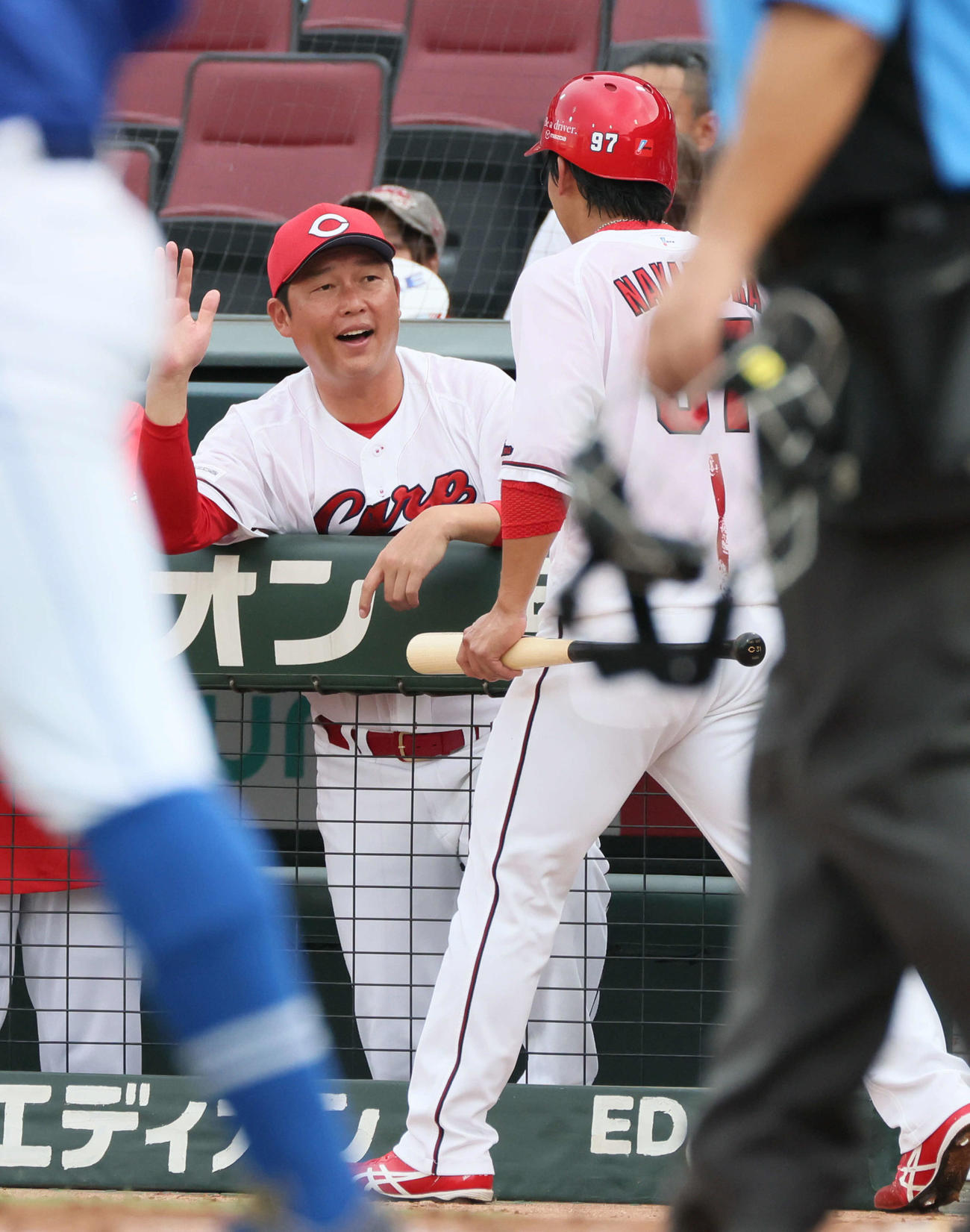 広島対中日　1回裏広島無死一、二塁、坂倉の右適時打で生還した中村貴を迎える新井監督（撮影・加藤孝規）