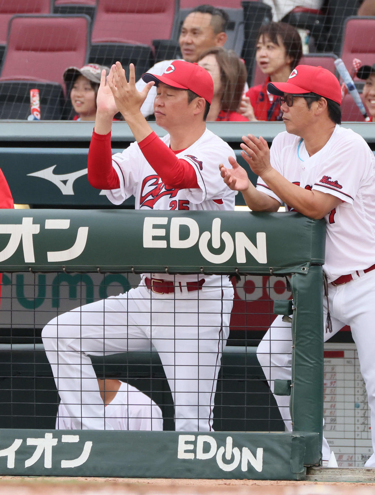広島対中日　1回裏広島無死一、三塁、小園の右適時打を喜ぶ新井監督（撮影・加藤孝規）