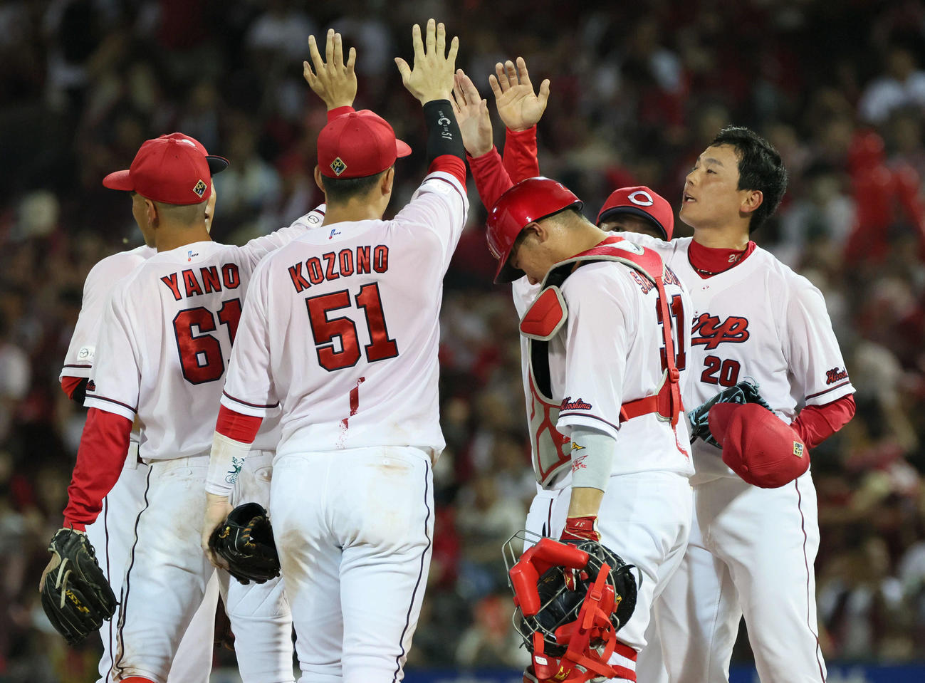 広島対中日　6連勝の広島ナイン。右は31セーブの栗林（撮影・加藤孝規）