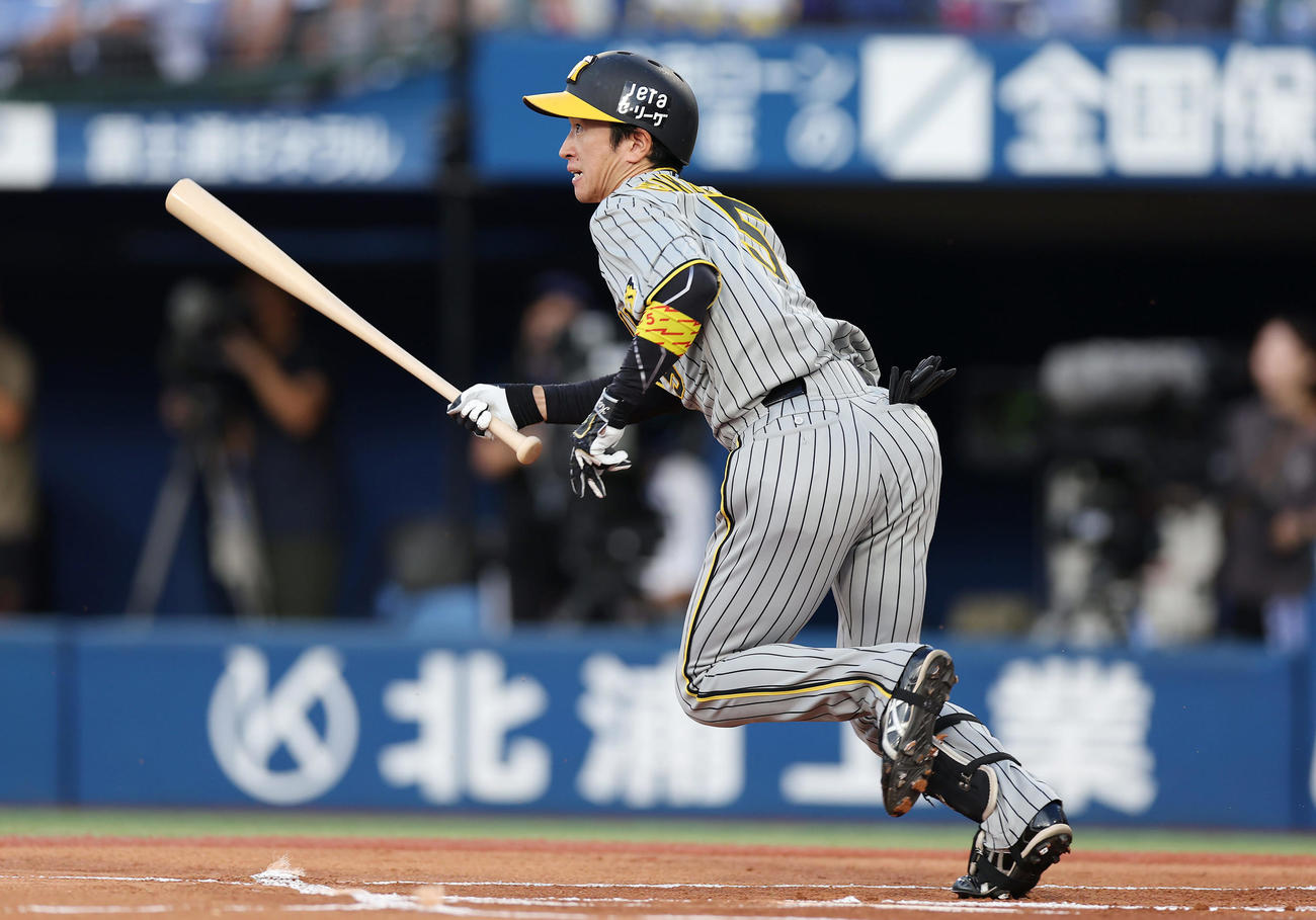 DeNA対阪神　1回表阪神無死、二塁内野安打を放つ近本（撮影・前田充）