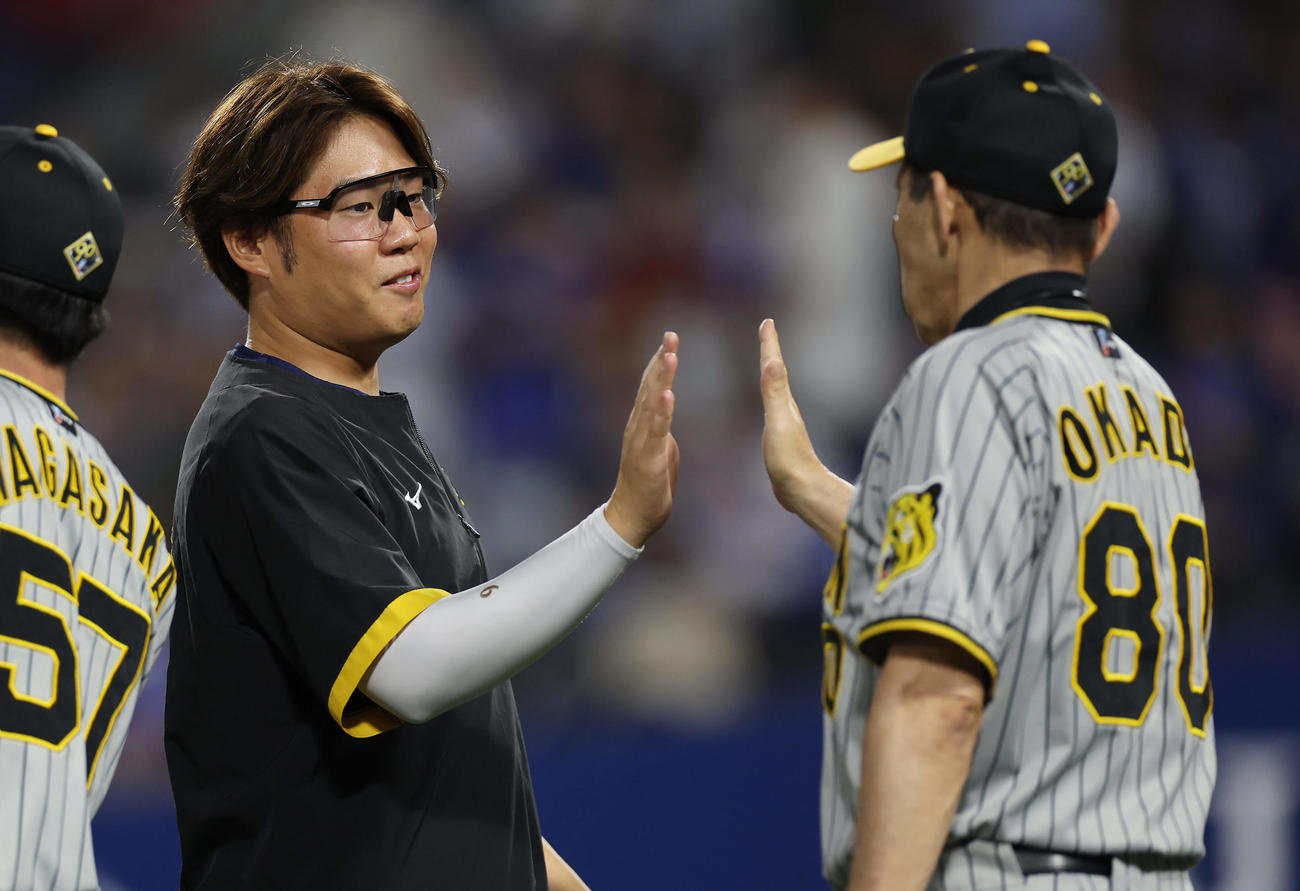 DeNA対阪神　DeNAに勝利し、阪神岡田監督（右）とタッチを交わす西勇（撮影・前田充）