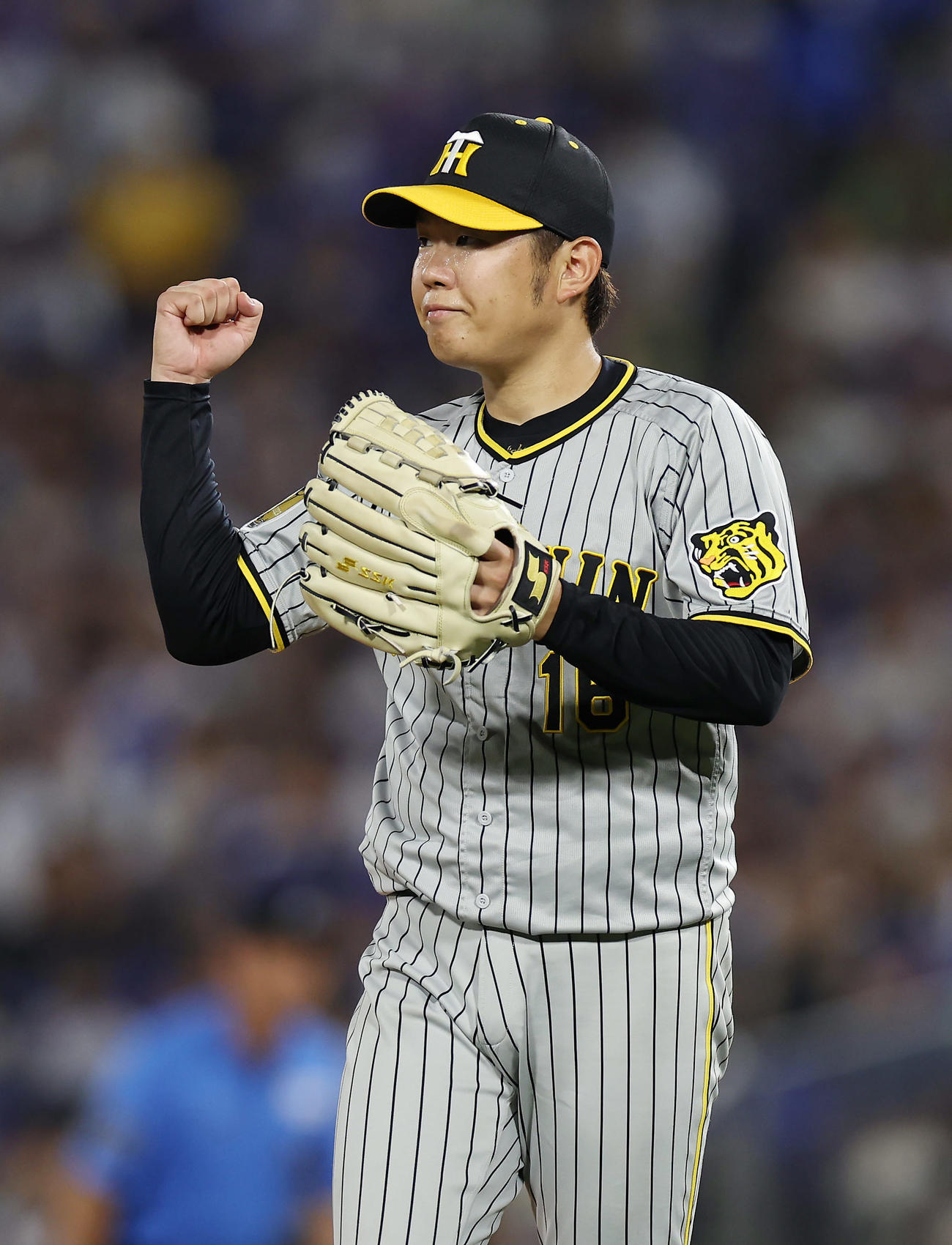 DeNA対阪神　5回裏DeNA2死、牧を二ゴロに仕留めガッツポーズする西勇（撮影・前田充）