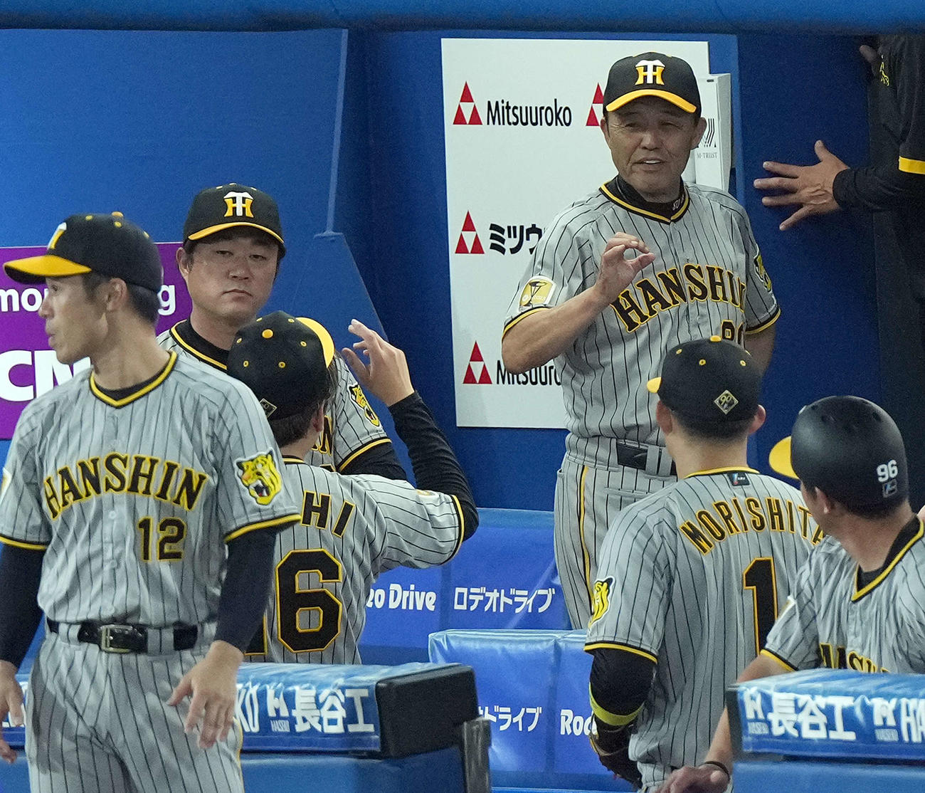 DeNA対阪神　5回表を終了し、ベンチに戻った先発西勇に笑顔を見せる阪神岡田監督（撮影・たえ見朱実）