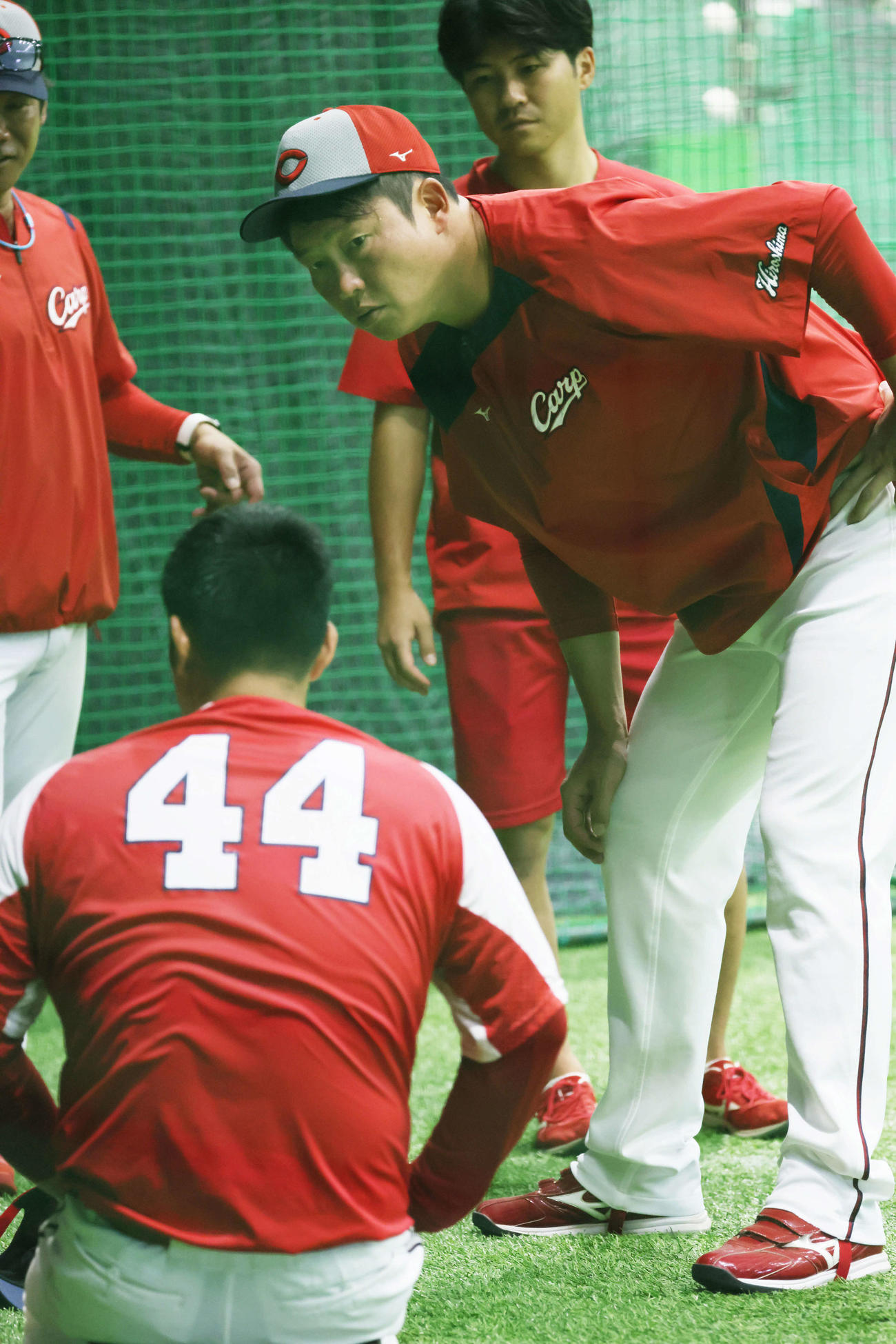 広島対中日　試合前練習中、顔にボールが当たった林を心配する新井監督（撮影・加藤孝規）