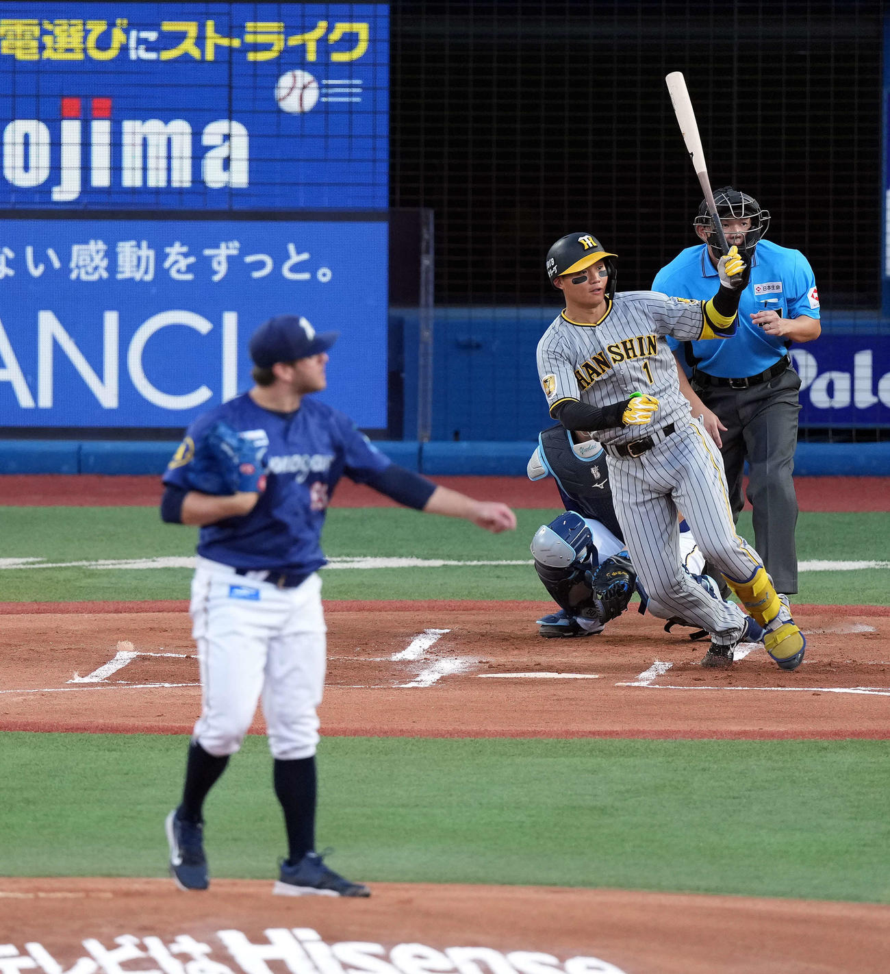 DeNA対阪神　1回表阪神1死二塁、左翼線に先制の適時二塁打を放つ森下。投手ケイ（撮影・たえ見朱実）