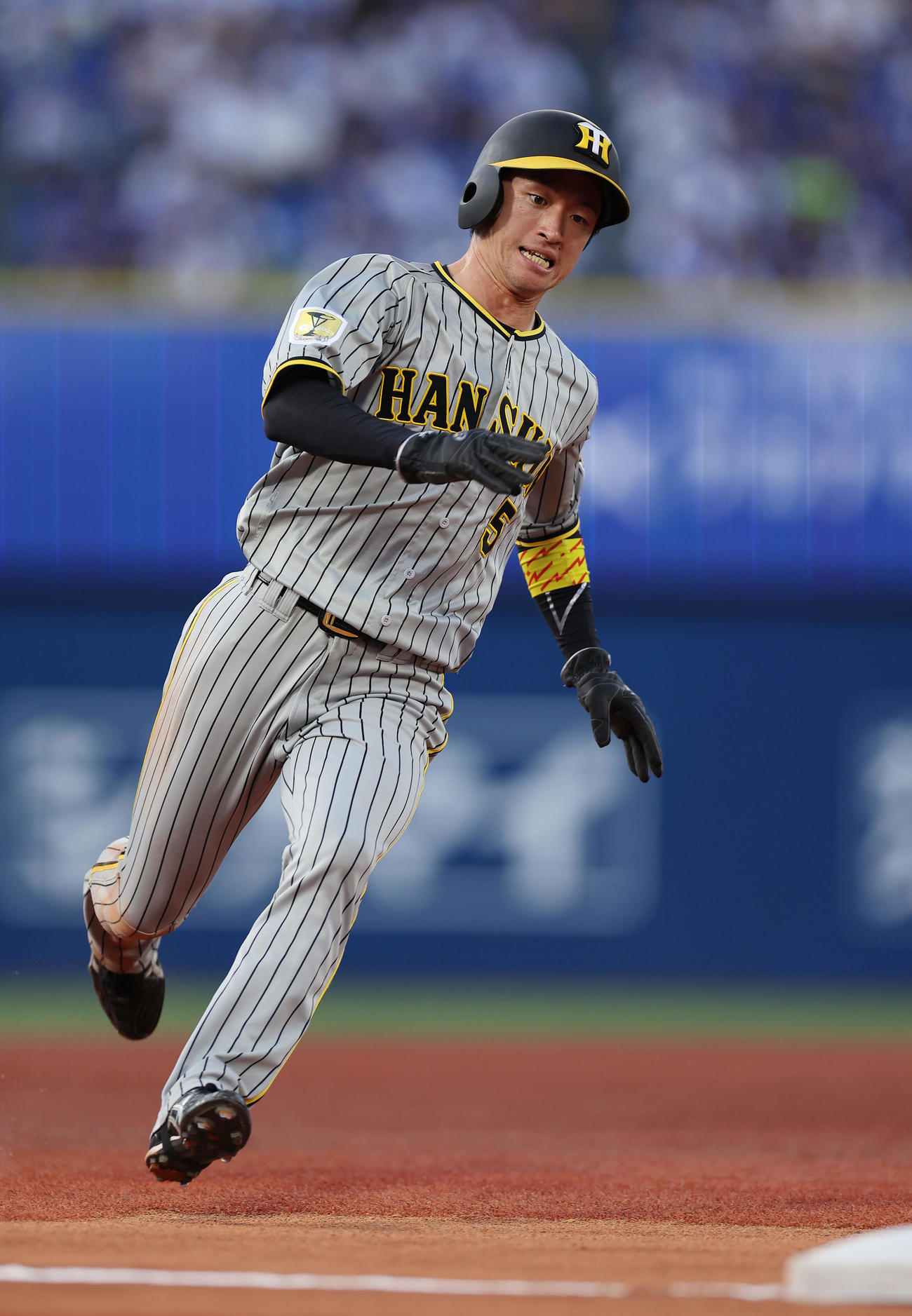 DeNA対阪神　1回表阪神1死二塁、森下の適時二塁打で本塁へ向かう近本（撮影・前田充）
