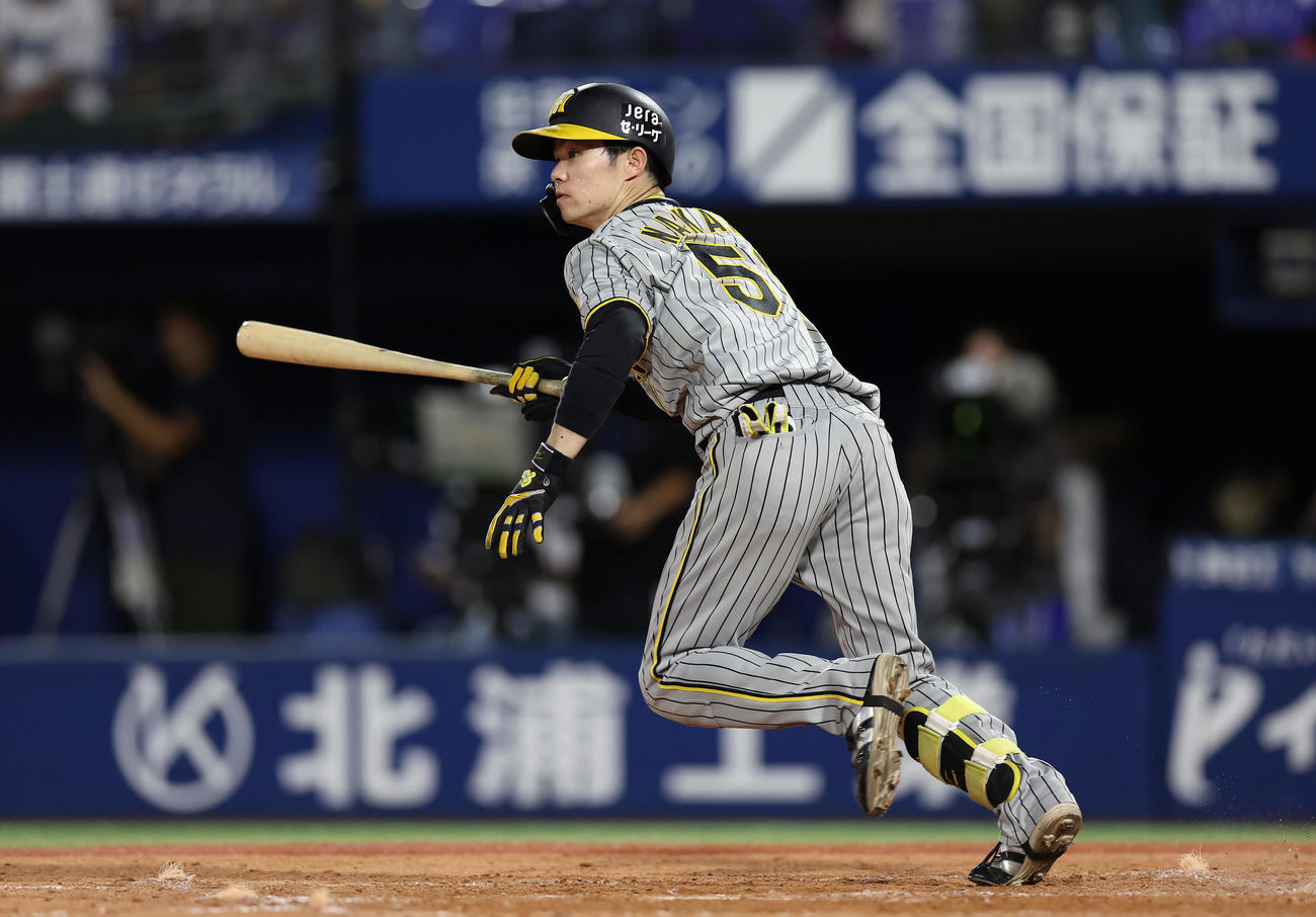 DeNA対阪神　5回表阪神1死、左前打を放つ中野（撮影・前田充）