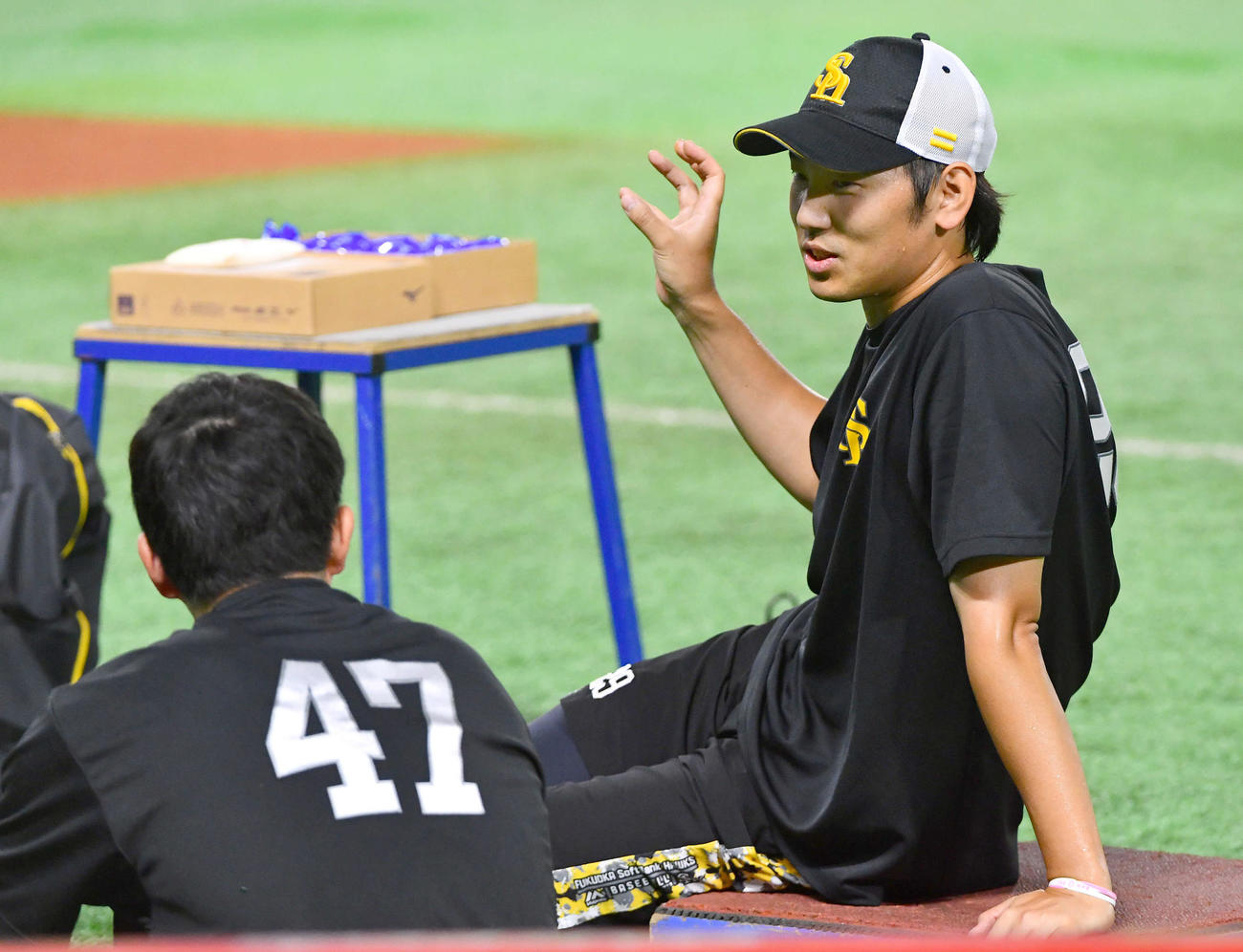 大関（左）と話す石川（撮影・岩下翔太）