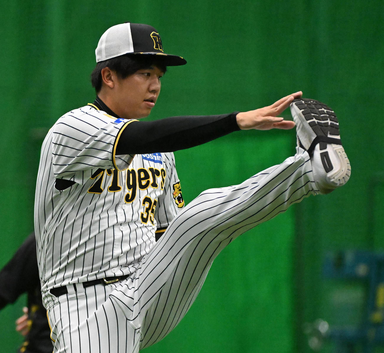 アップを行う才木（撮影・前岡正明）