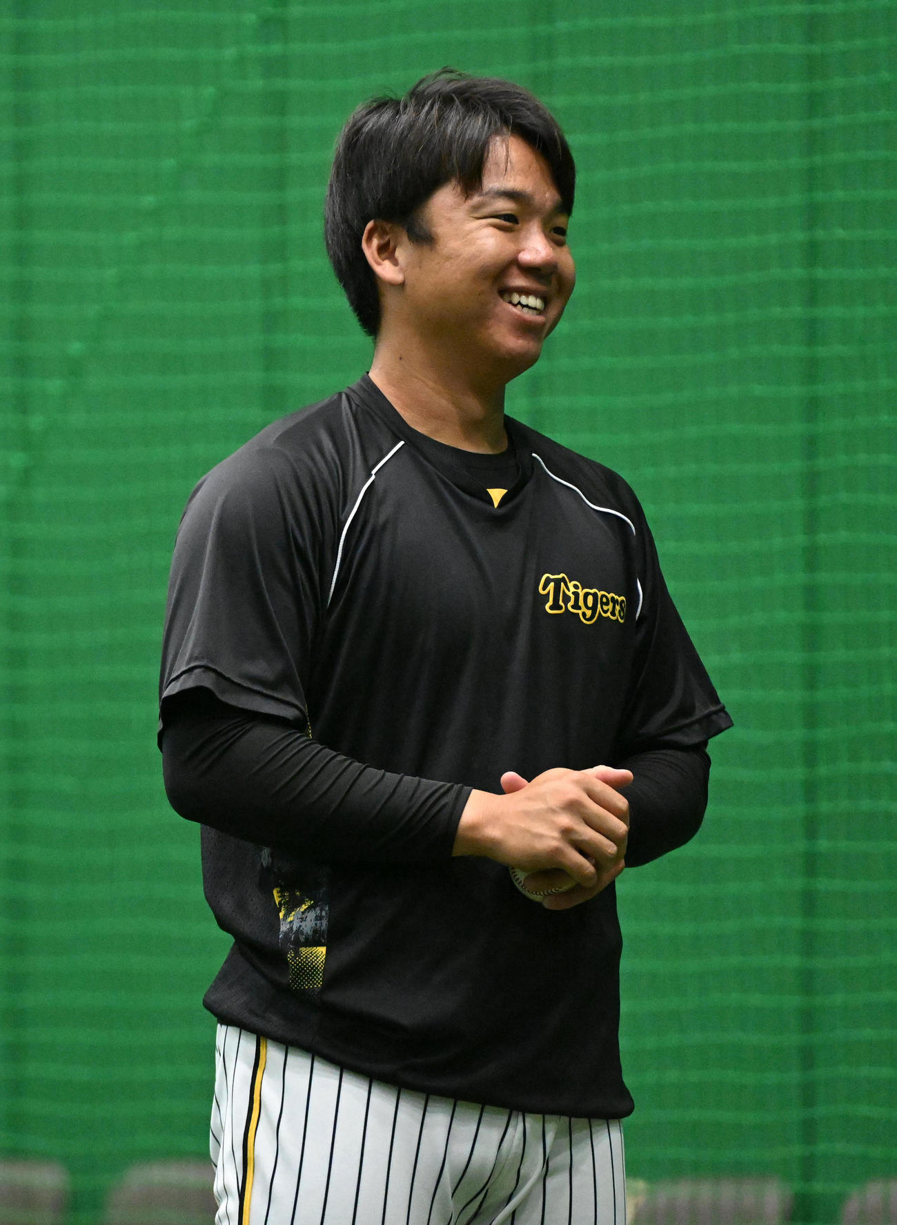 練習で笑顔を見せる村上（撮影・前岡正明）