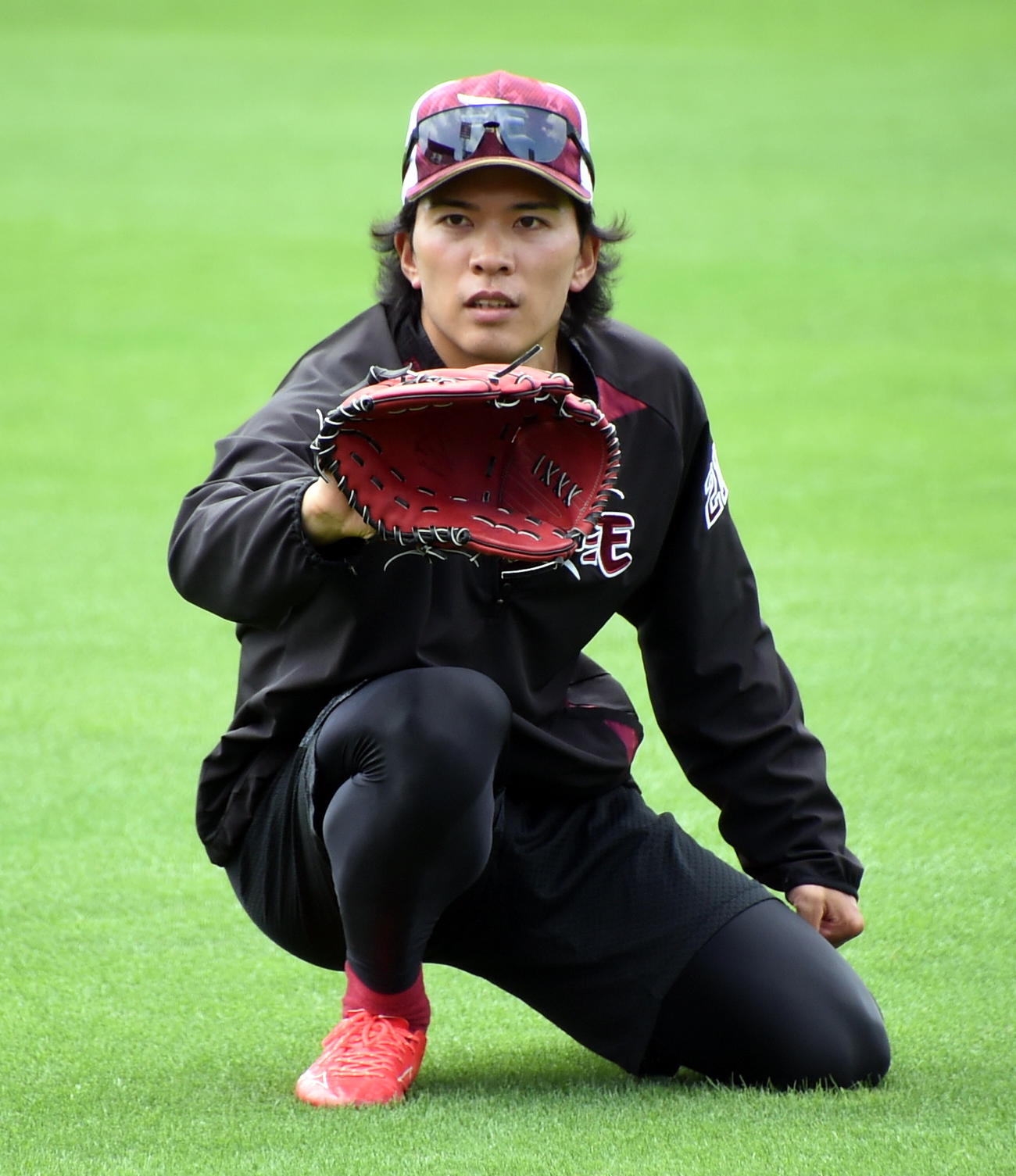練習で捕手役を務める楽天早川（撮影・山田愛斗）