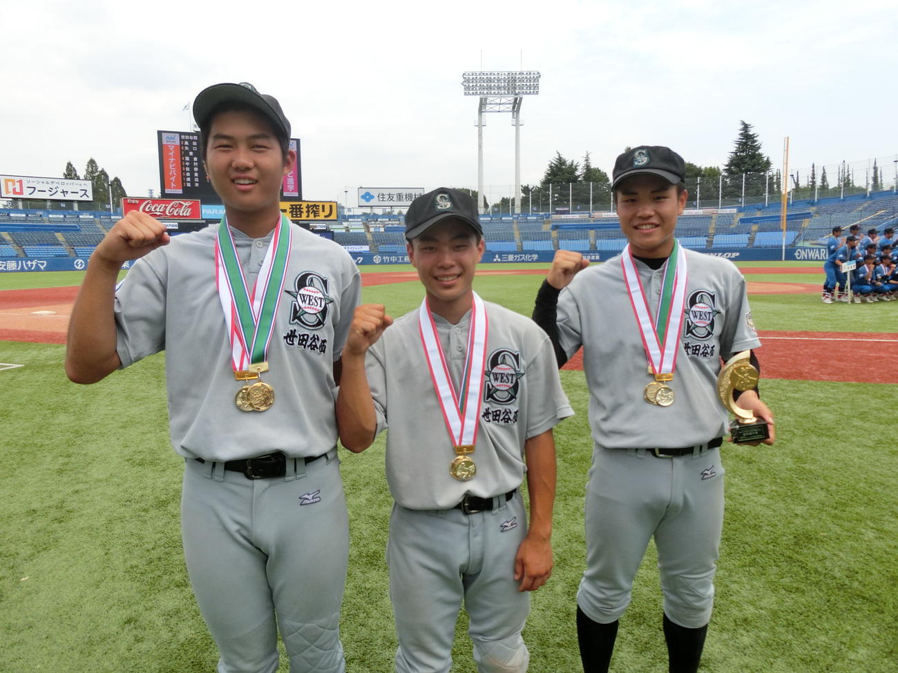決勝戦で活躍した（左から）先発田島、矢口主将、リリーフ渡辺の金メダルが夏の光で輝いた