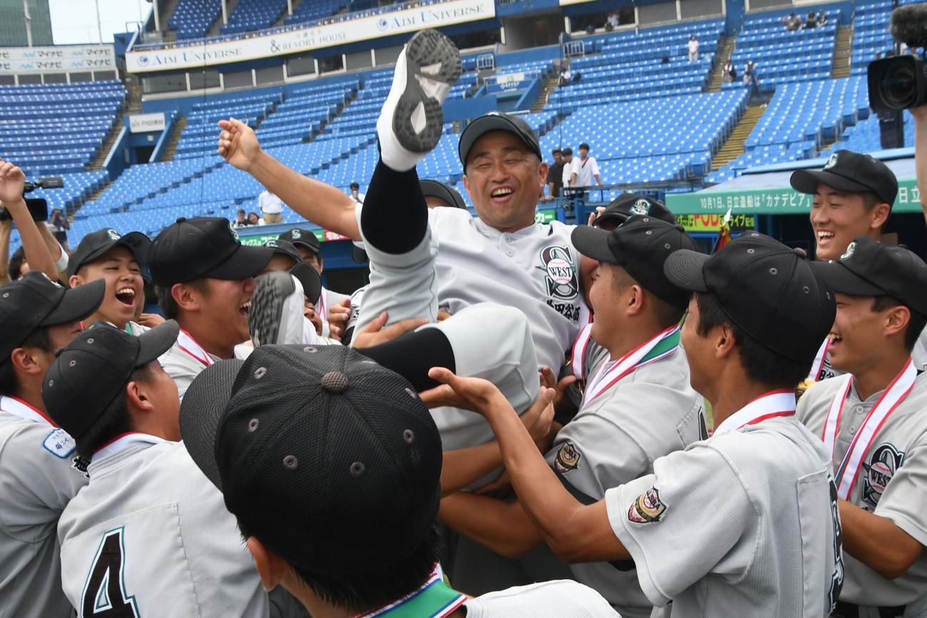 世田谷西ナインは吉田監督を胴上げした（撮影・久我悟）
