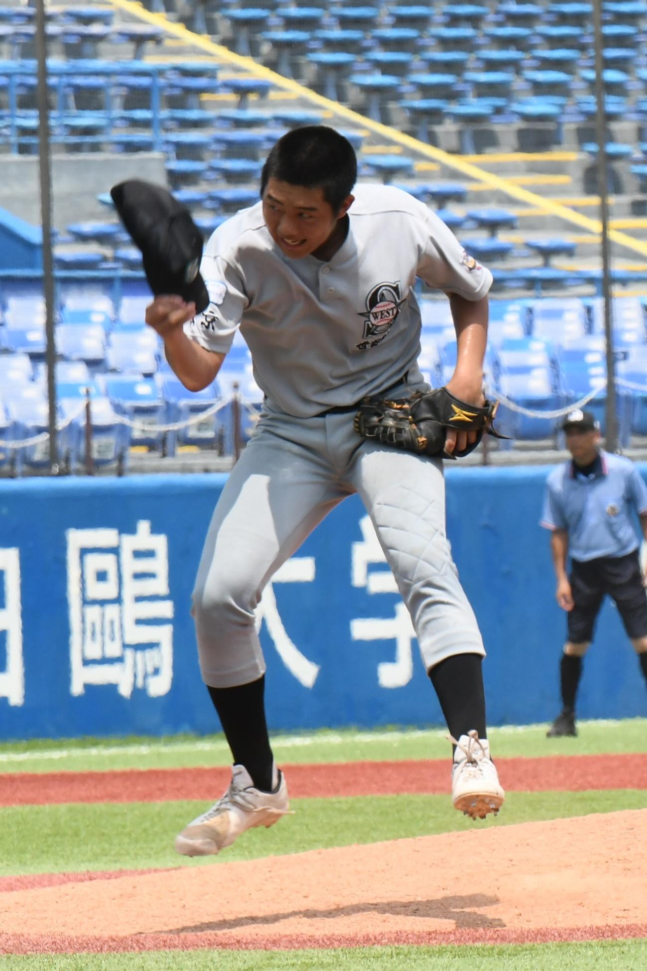 優勝の瞬間、好救援の世田谷西・渡辺は帽子を脱ぎ捨てた（撮影・久我悟）