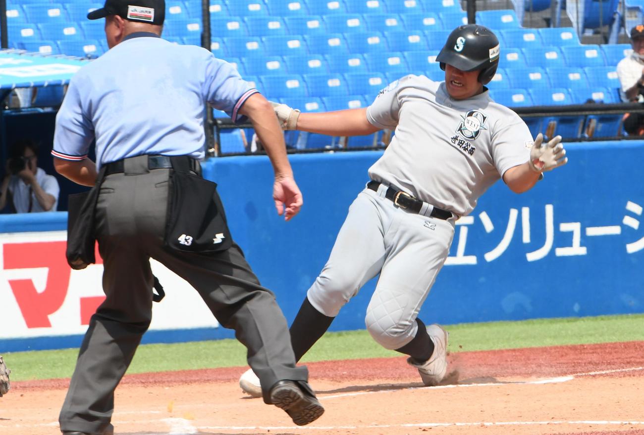 世田谷西・中村は相手バッテリーエラーの間に一気に二塁から本塁に生還した（撮影・久我悟）