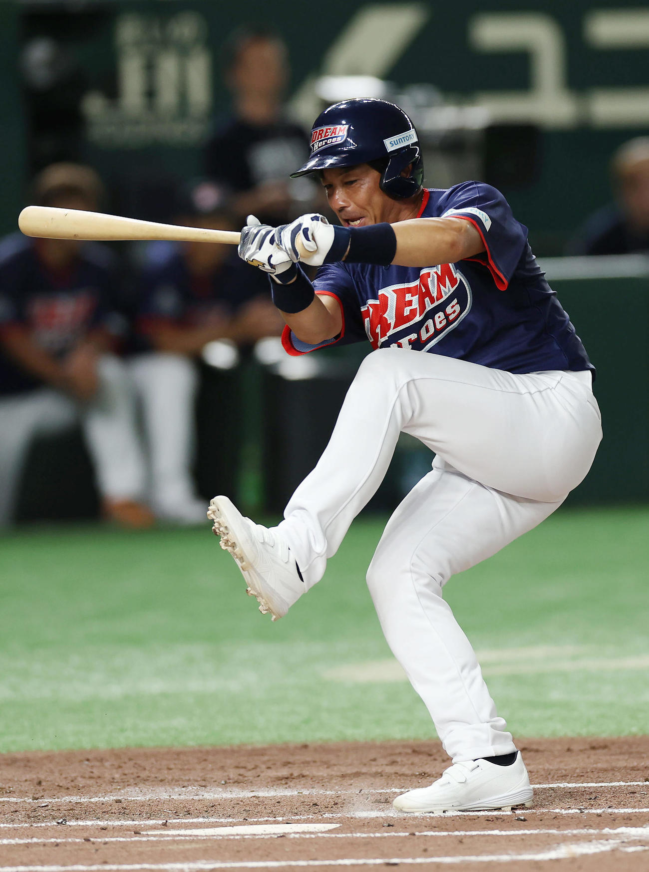 ザ・プレミアム・モルツ球団対ドリーム・ヒーローズ　4回表、空振りするドリーム・ヒーローズ松田氏（撮影・前田充）