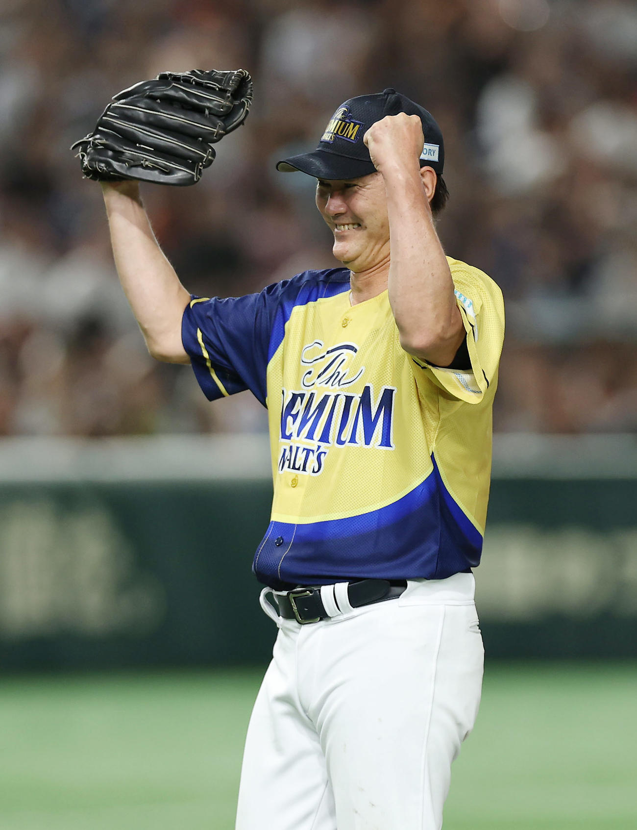 ザ・プレミアム・モルツ球団対ドリーム・ヒーローズ　ドリーム・ヒーローズに勝利しガッツポーズする岩瀬氏（撮影・前田充）