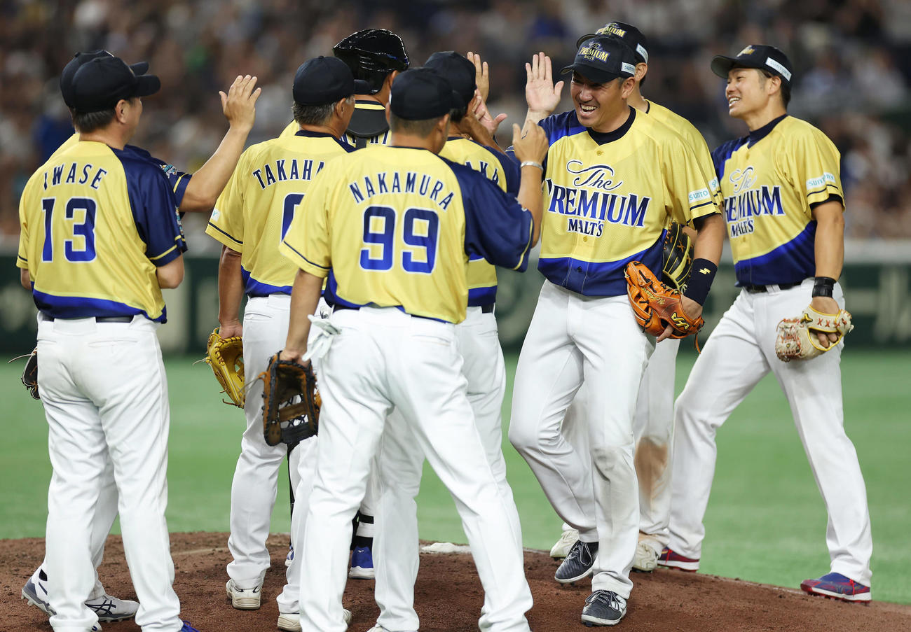 ザ・プレミアム・モルツ球団対ドリーム・ヒーローズ　ドリーム・ヒーローズに勝利しタッチを交わすザ・プレミアム・モルツ球団の選手たち（撮影・前田充）