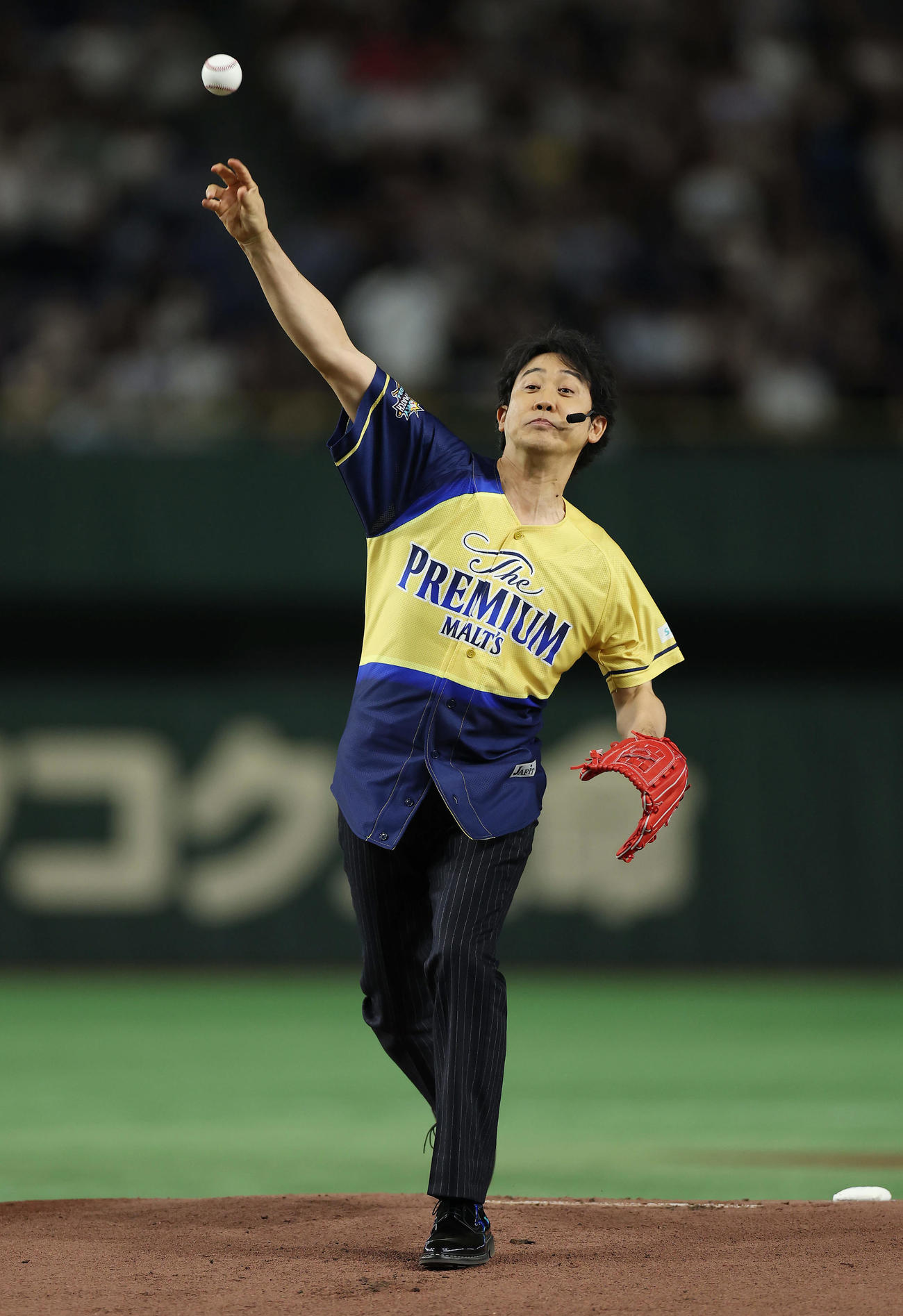 サントリードリームマッチ2024の始球式で投球する大泉洋（撮影・前田充）