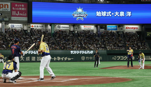 サントリードリームマッチ2024の始球式で打席に松田氏と桧山氏の2人が入り、驚く大泉洋（右から2人目）（撮影・前田充）