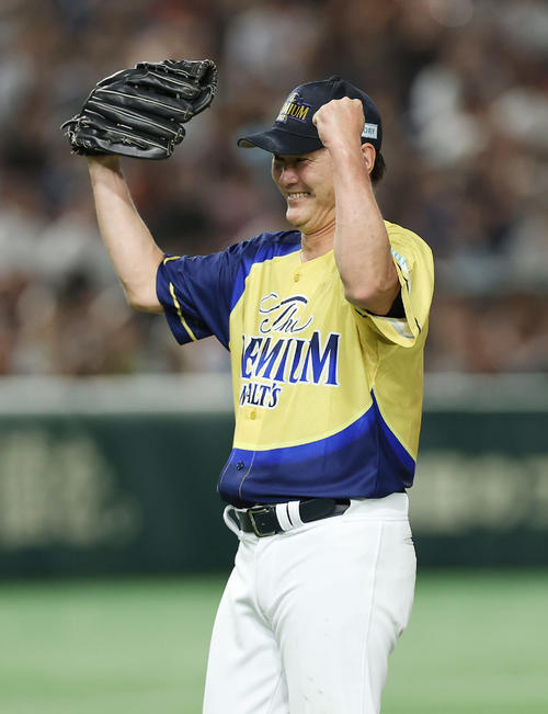 ザ・プレミアム・モルツ球団対ドリーム・ヒーローズ　ドリーム・ヒーローズに勝利しガッツポーズする岩瀬氏（撮影・前田充）