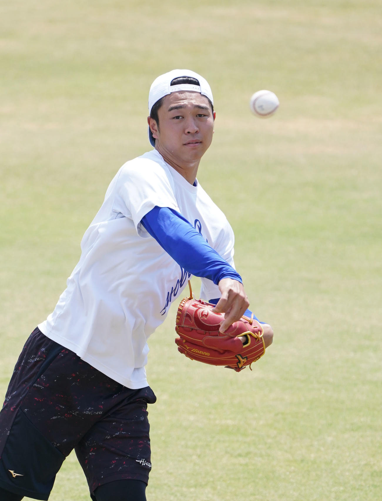 キャッチボールをする中日高橋宏斗（撮影・森本幸一）