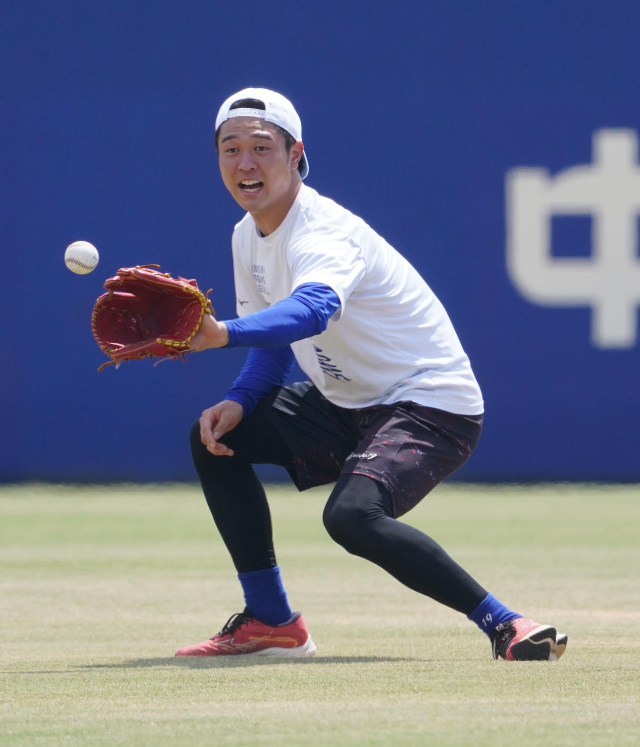 キャッチボールをする高橋宏（撮影・森本幸一）