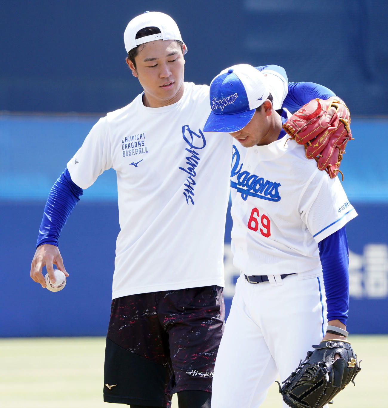 キャッチボールを終え松木平と肩を組む高橋宏（左）（撮影・森本幸一）