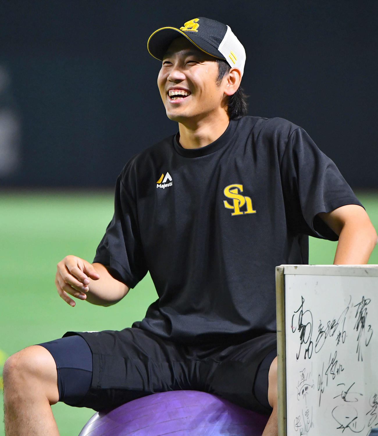 談笑する石川（撮影・岩下翔太）