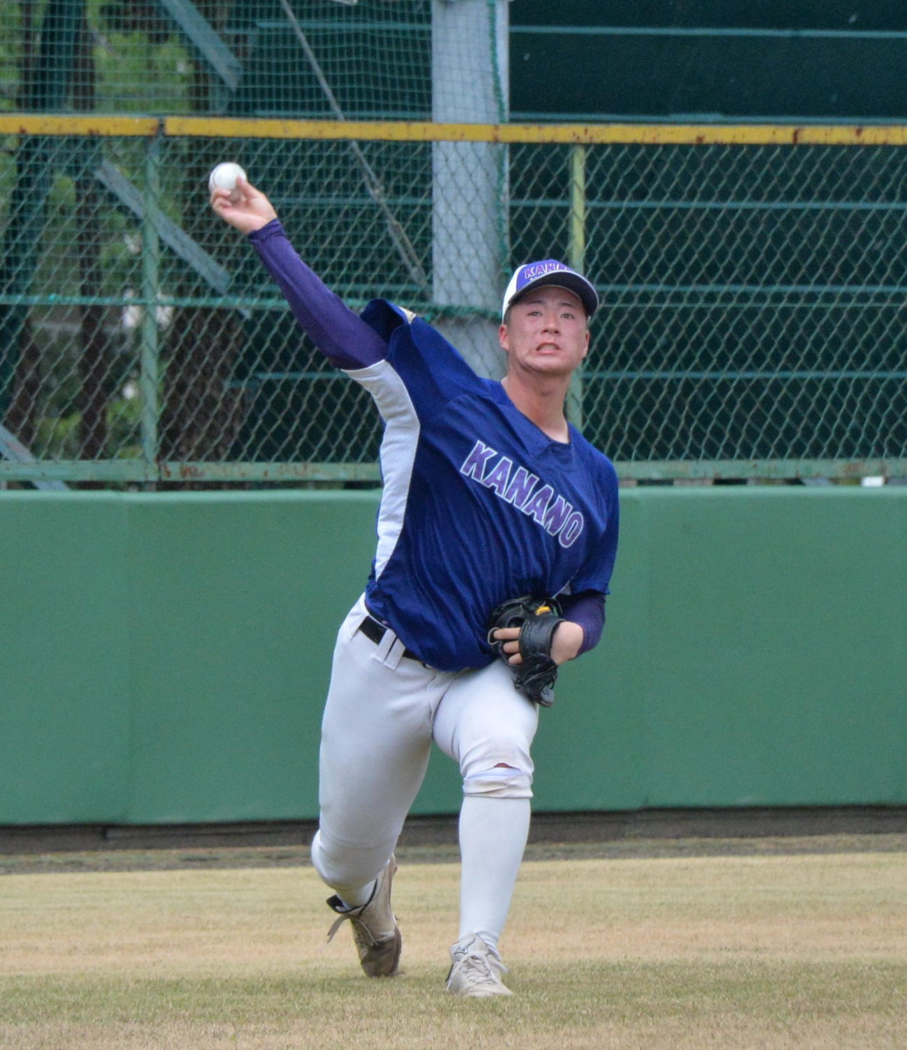 外野でキャッチボールする金足農・吉田（撮影・濱本神威）
