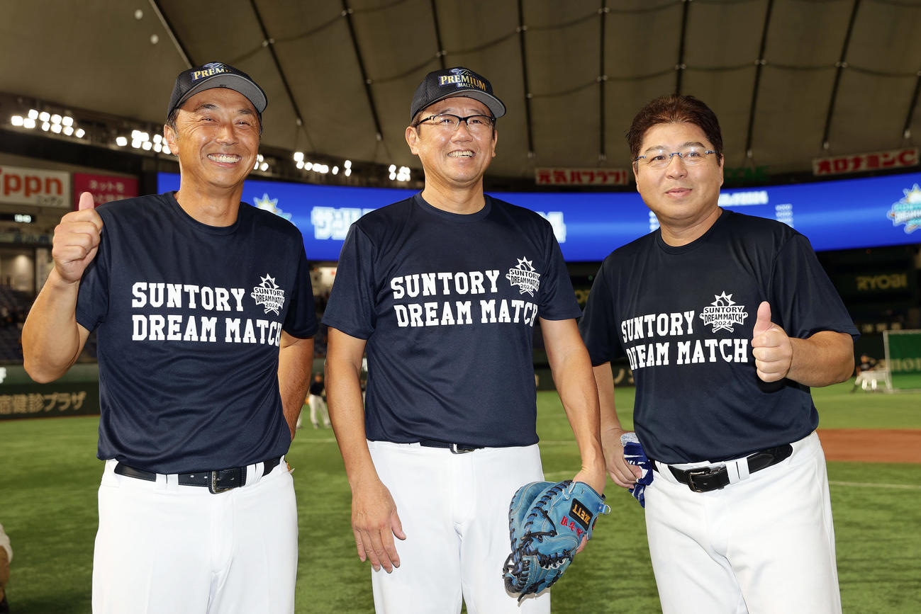 ザ・プレミアム・モルツ球団対ドリーム・ヒーローズ　試合前、笑顔で写真に納まる、左から宮本氏、古田氏、真中氏（撮影・前田充）