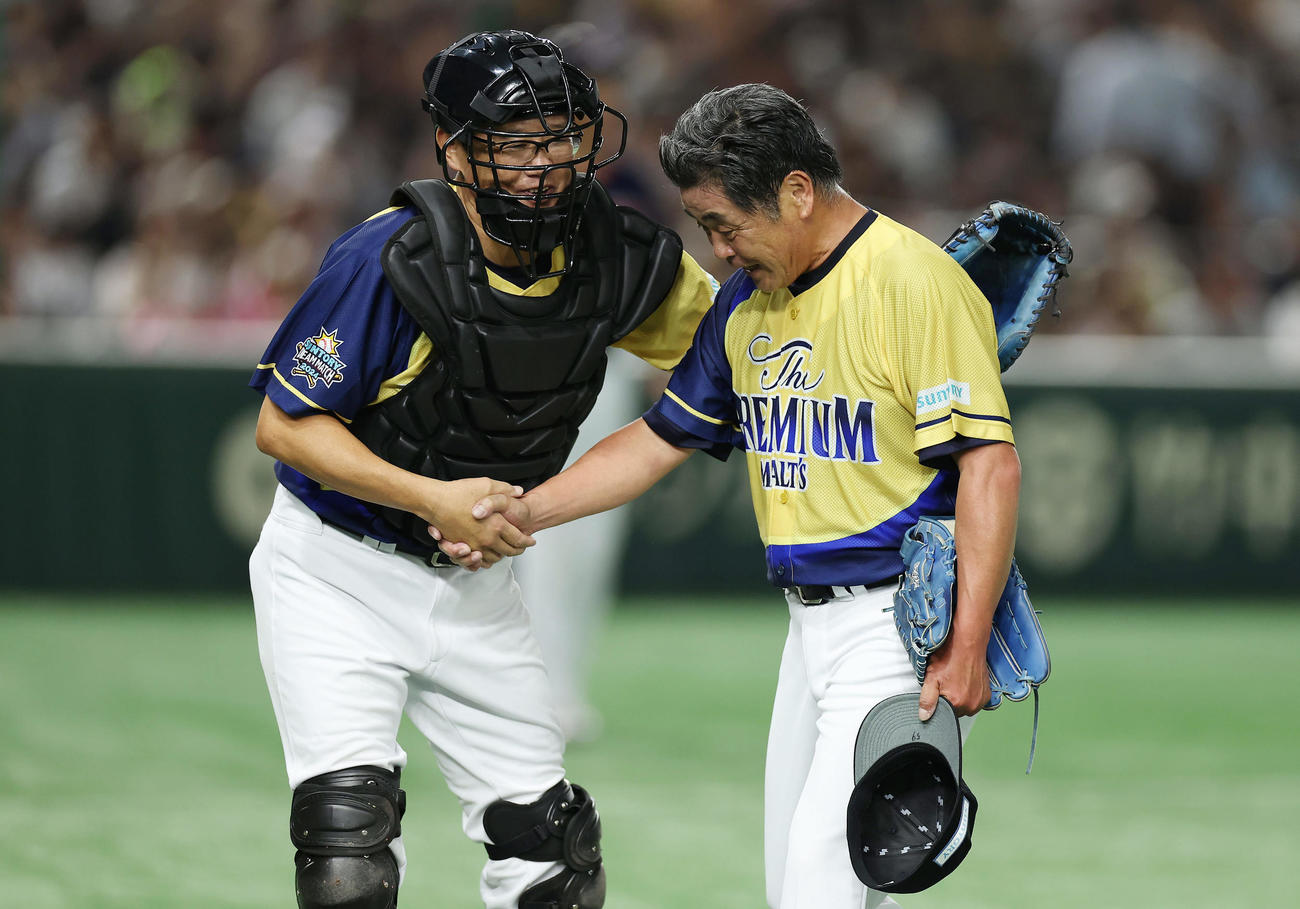 ザ・プレミアム・モルツ球団対ドリーム・ヒーローズ　1回表を投げ終え、古田氏（左）と握手を交わす工藤氏（撮影・前田充）