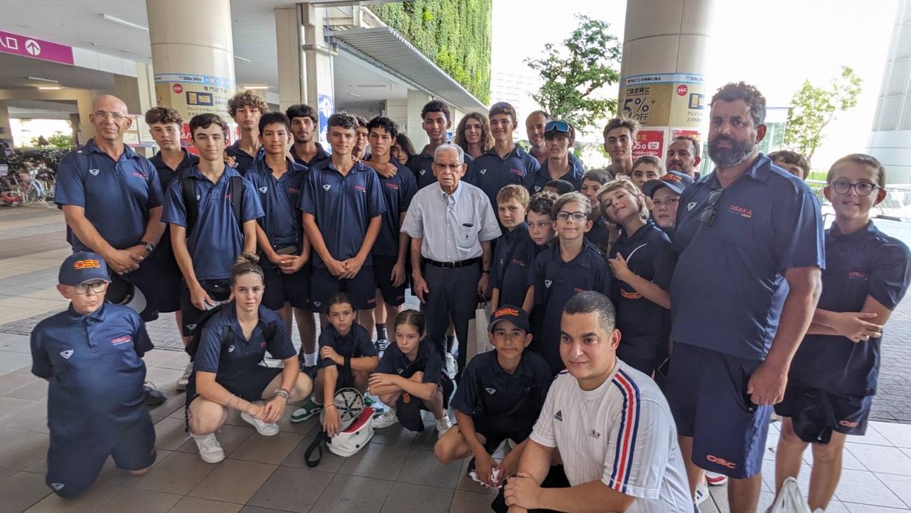 フランスで教え子だったジャメル監督（右から2番目）が指導するチーム「セナート」を激励した吉田義男氏（中央）