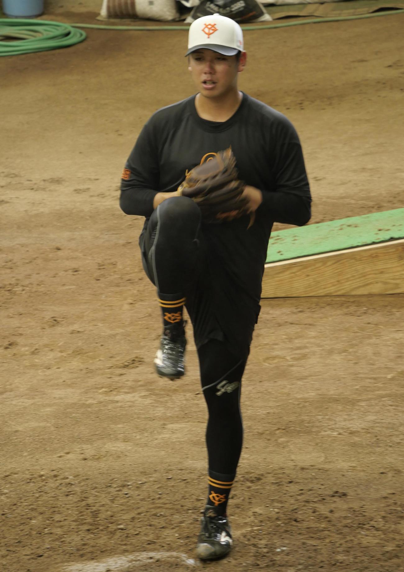 ブルペンで投球練習する巨人又木鉄平