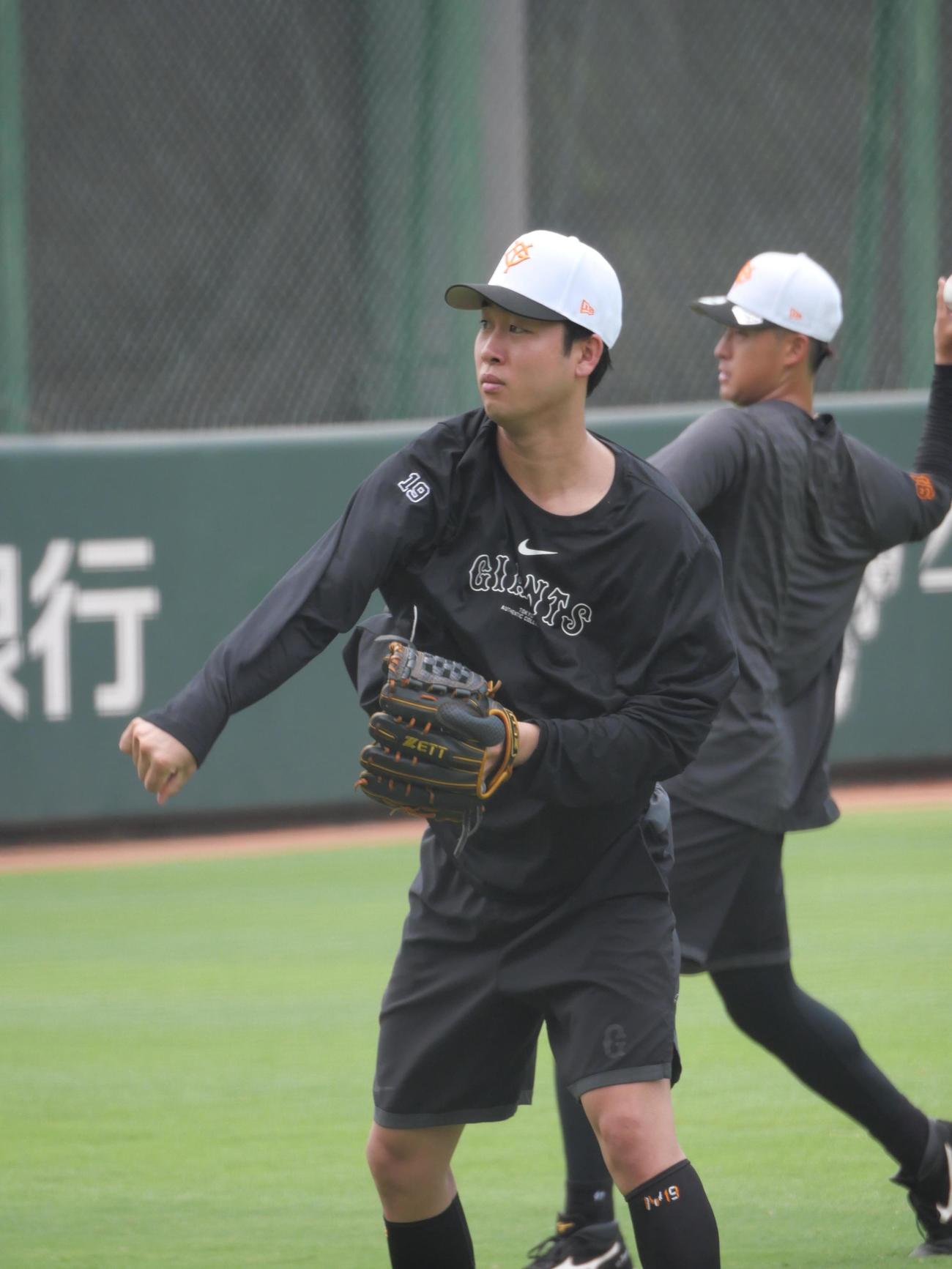 キャッチボールをする巨人山崎伊織