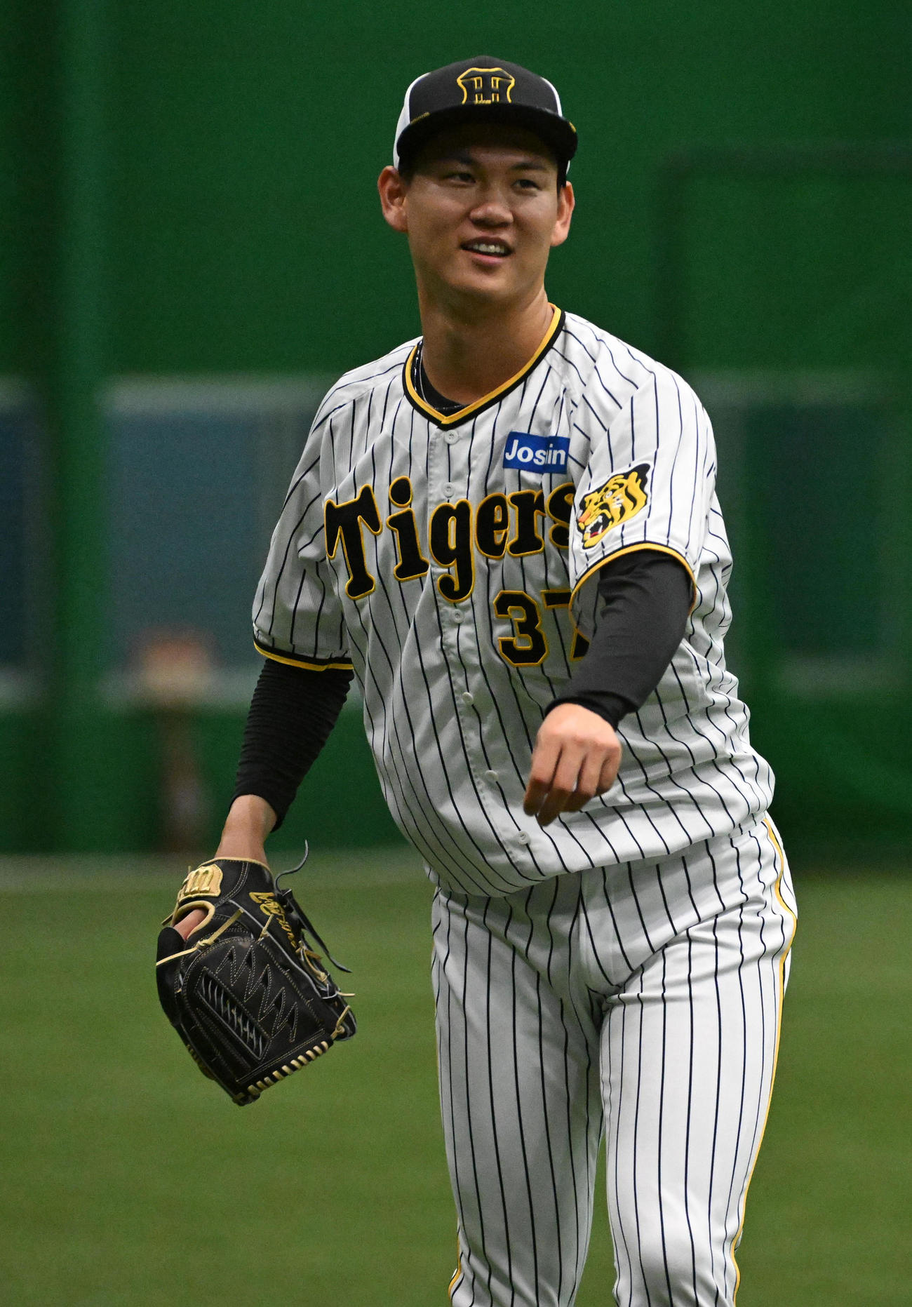 キャッチボールで笑顔を見せる及川（撮影・前岡正明）