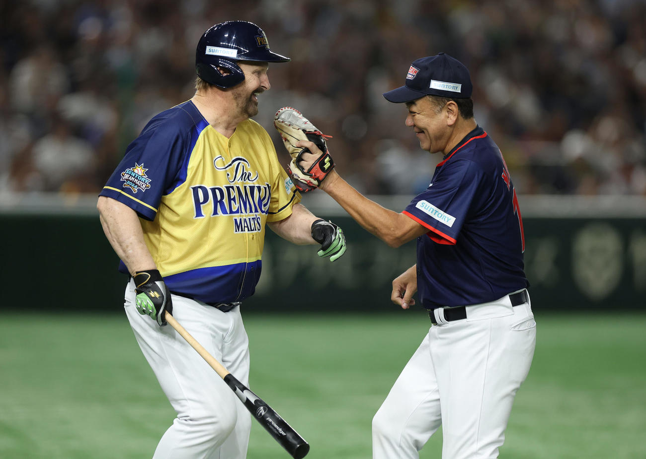 ザ・プレミアム・モルツ球団対ドリーム・ヒーローズ　6回裏、バース氏（左）を投ゴロに仕留め、タッチする槙原氏（撮影・前田充）