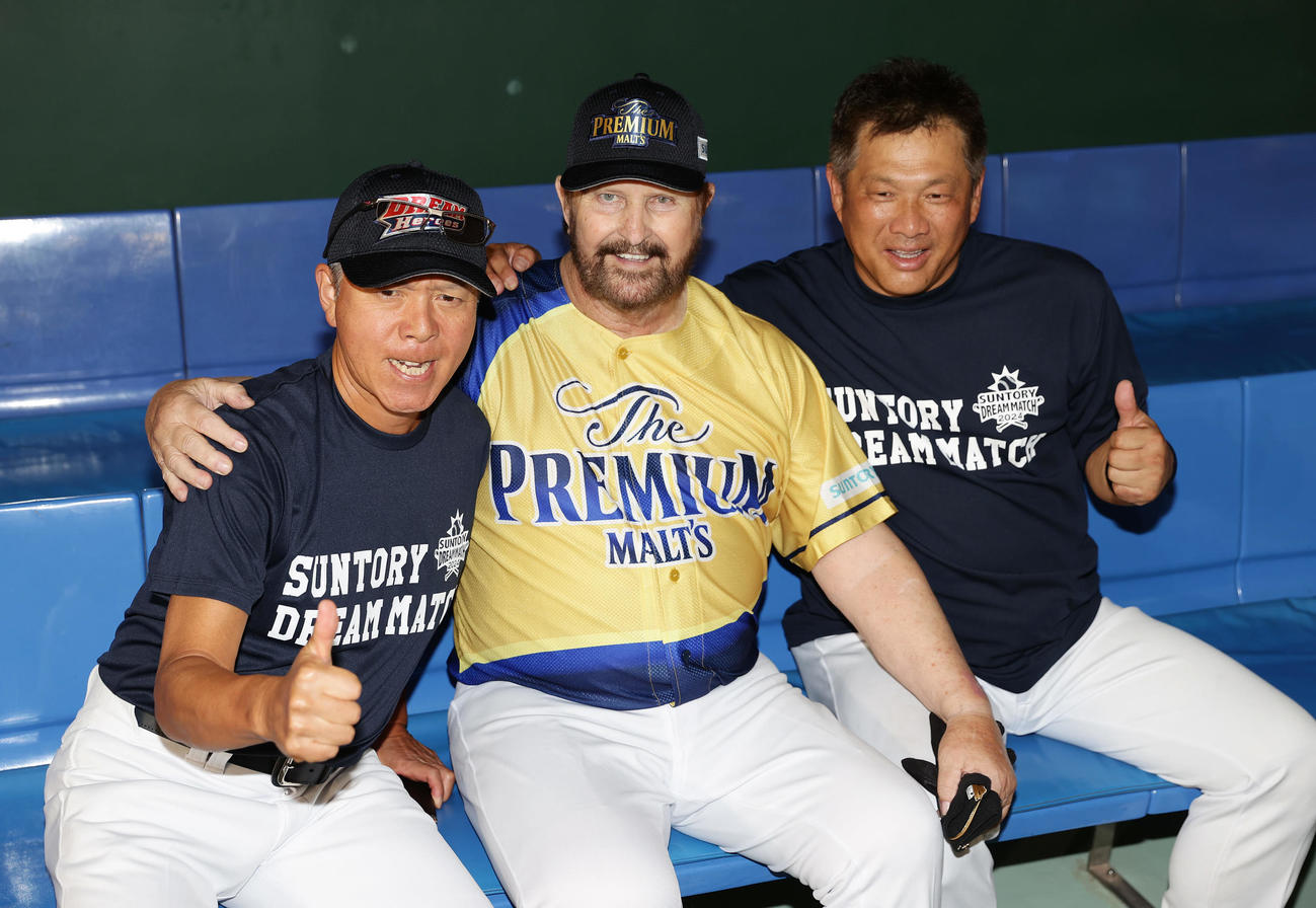 ザ・プレミアム・モルツ球団対ドリーム・ヒーローズ　試合前、笑顔で写真に納まる、左からパンチ佐藤氏、バース氏、山崎氏（撮影・前田充）