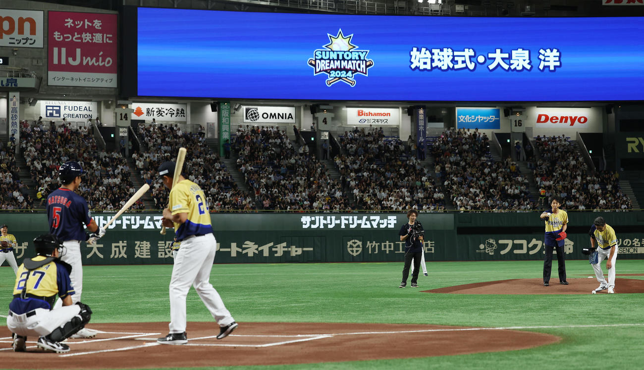 サントリードリームマッチ2024の始球式で打席に松田氏と桧山氏の2人が入り、驚く大泉洋（右から2人目）（撮影・前田充）
